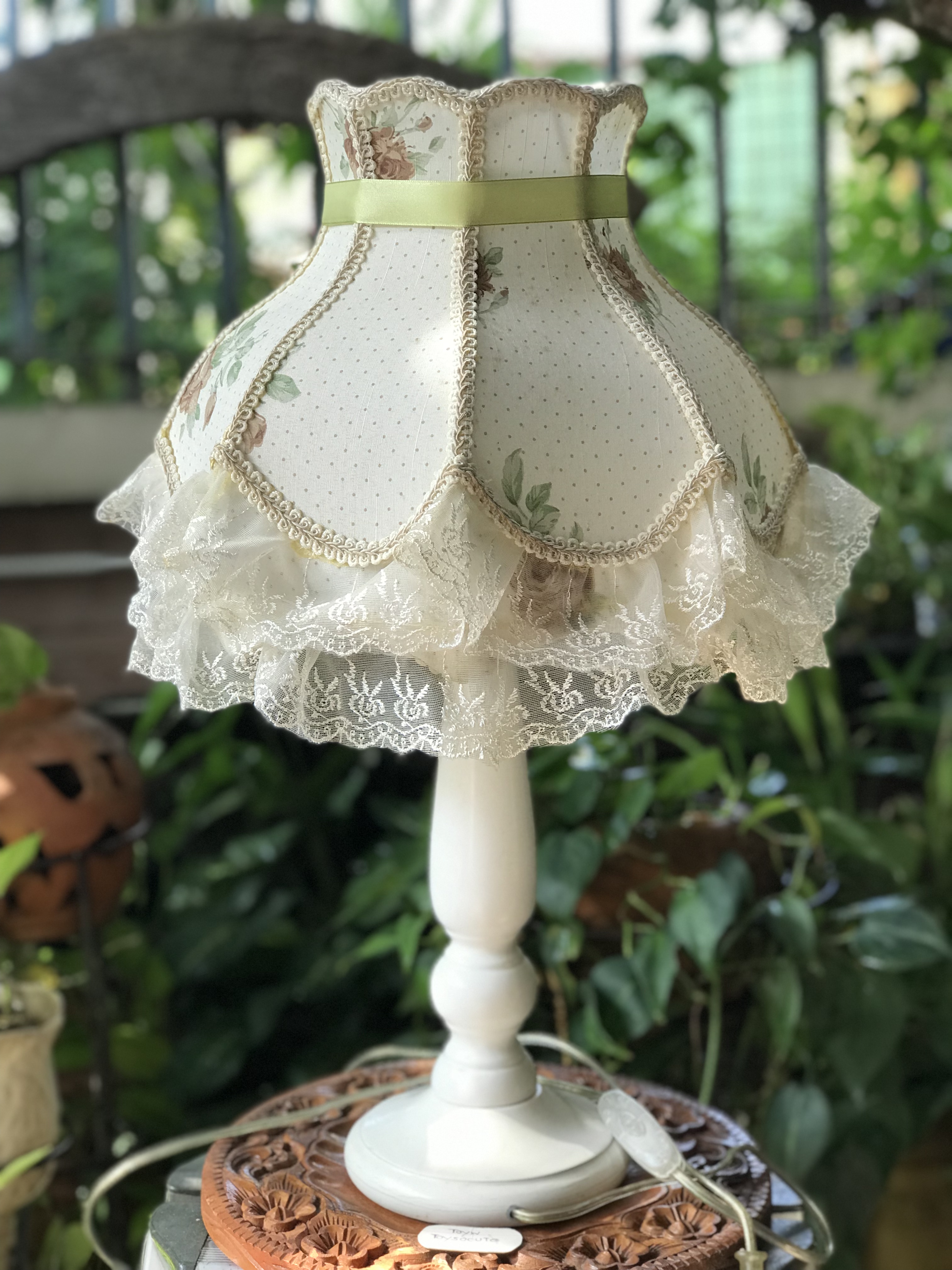 โคมไฟตั้งโต๊ะ โคมไฟข้างเตียง โคมไฟหัวเตียง ใช้งานได้ปกติ โป๊ะโคมคลุมด้วยผ้าสีขาวลายดอกประดับลูกไม้หวานๆ ฐานโคมเป็นไม้ สำหรับตกแต่งบ้าน ร้านอาหาร ร้านกาแฟ ขนาดกว้าง 13 นิ้ว สูง(รวมโป๊ะ) 24 นิ้ว