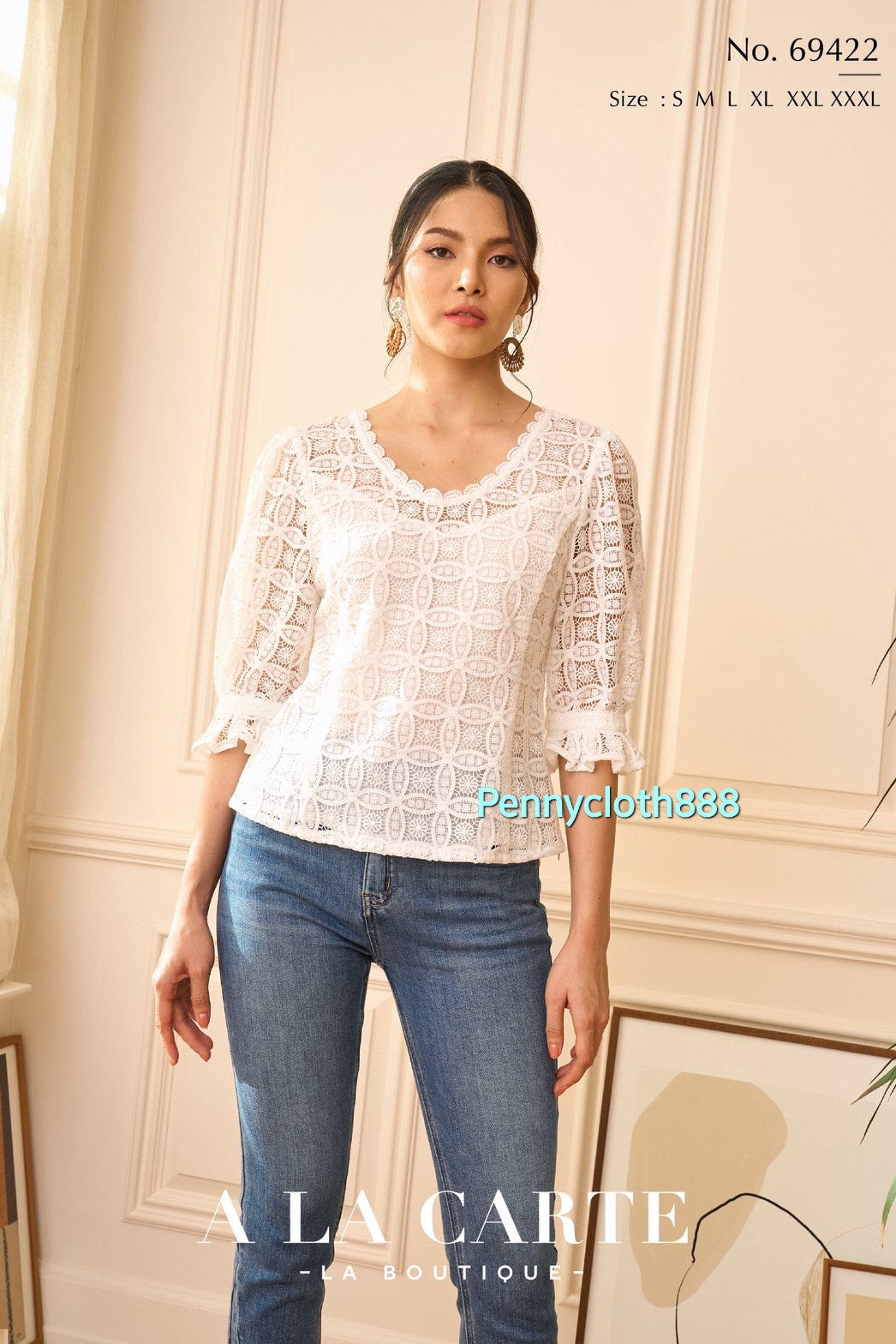 69422 เสื้อลูกไม้แขนสั้น เนื้อลูกไม้ทอเป็นลายเปียผสมกราฟิกและดอกไม้เล็กๆ คอยูหน้าหลังแต่งทริมรอบ เก็บทรงเสื้อด้วยเส้นดาร์ดโค้งด้านหน้า มีซับใน ทรงแขนยาวข้อศอก ระบายชายแขน จับจีบ สีขาว S-XL สีฟ้า S-XL สีน้ำตาล S-XL