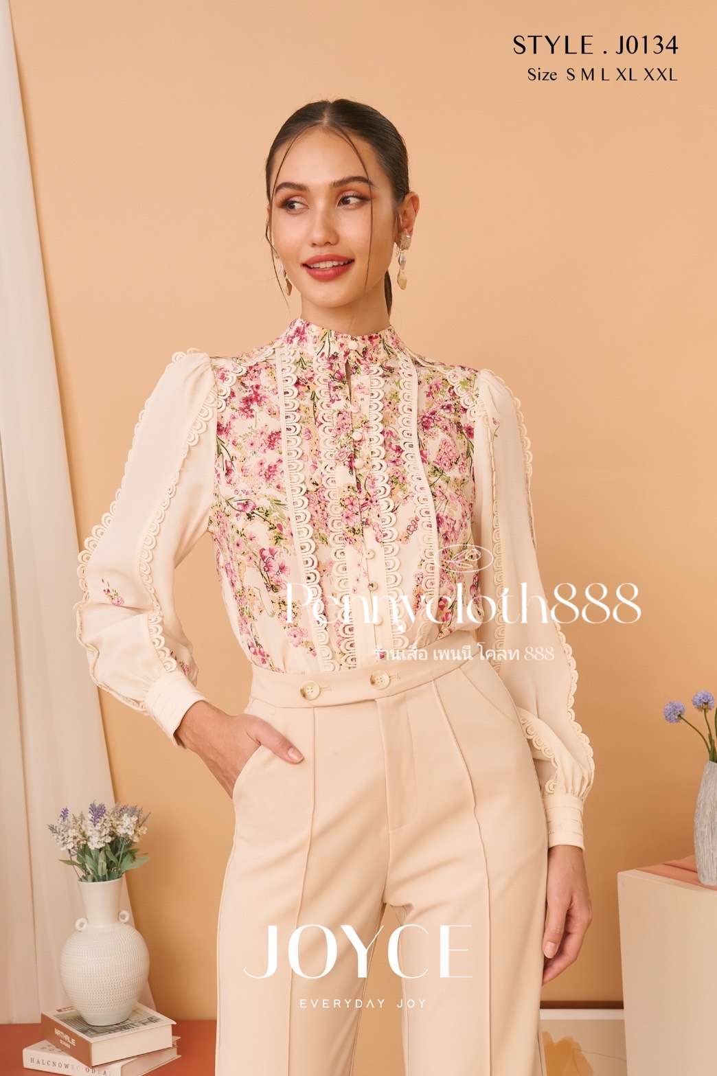 J0134 เสื้อเชิ้ตเบลาส์ผ้าจอร์เจีย (ชีฟอง) พิมพ์ลาย Placement ทรงคอกลม กระดุมผ่าหน้า แขนยาวแต่งทริม เนื้อผ้ามีความทึบ ใส่สบาย ไม่มีซับใน
