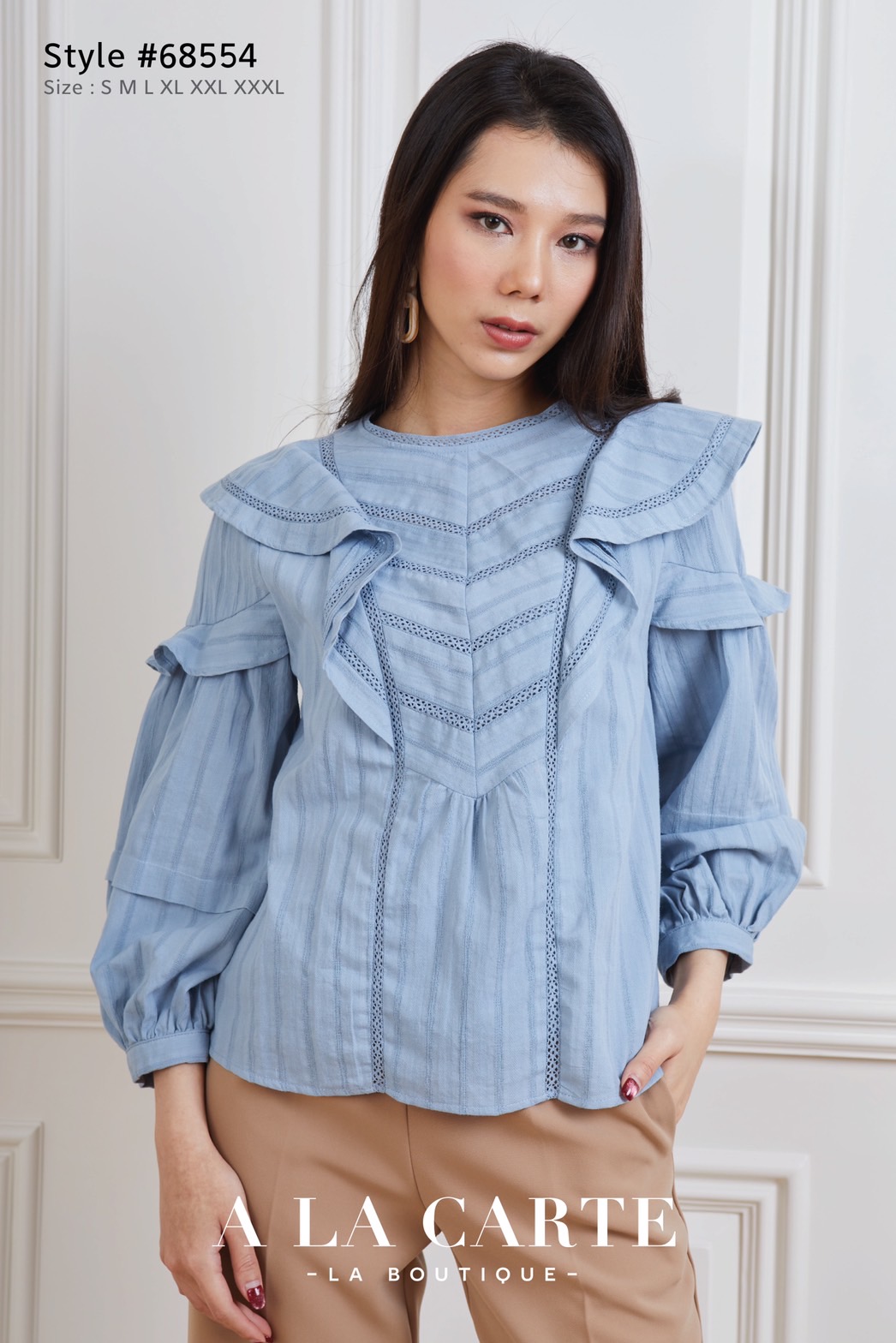 68554 เสื้อ A LA CARTE ผ้าคอตตอนแขน 5 ส่วนเนื้อนุ่มใส่สบาย แทรกทริมคอตตอนแบบชิ้นต่อแนววี กลางอกพร้อมเส้นตัดต่อด้านซ้ายขวา แขนตัดต่อระบายและเย็บเกล็ด สีขาว S-XL สีส้ม S-XL,3XL สีฟ้า S-XL