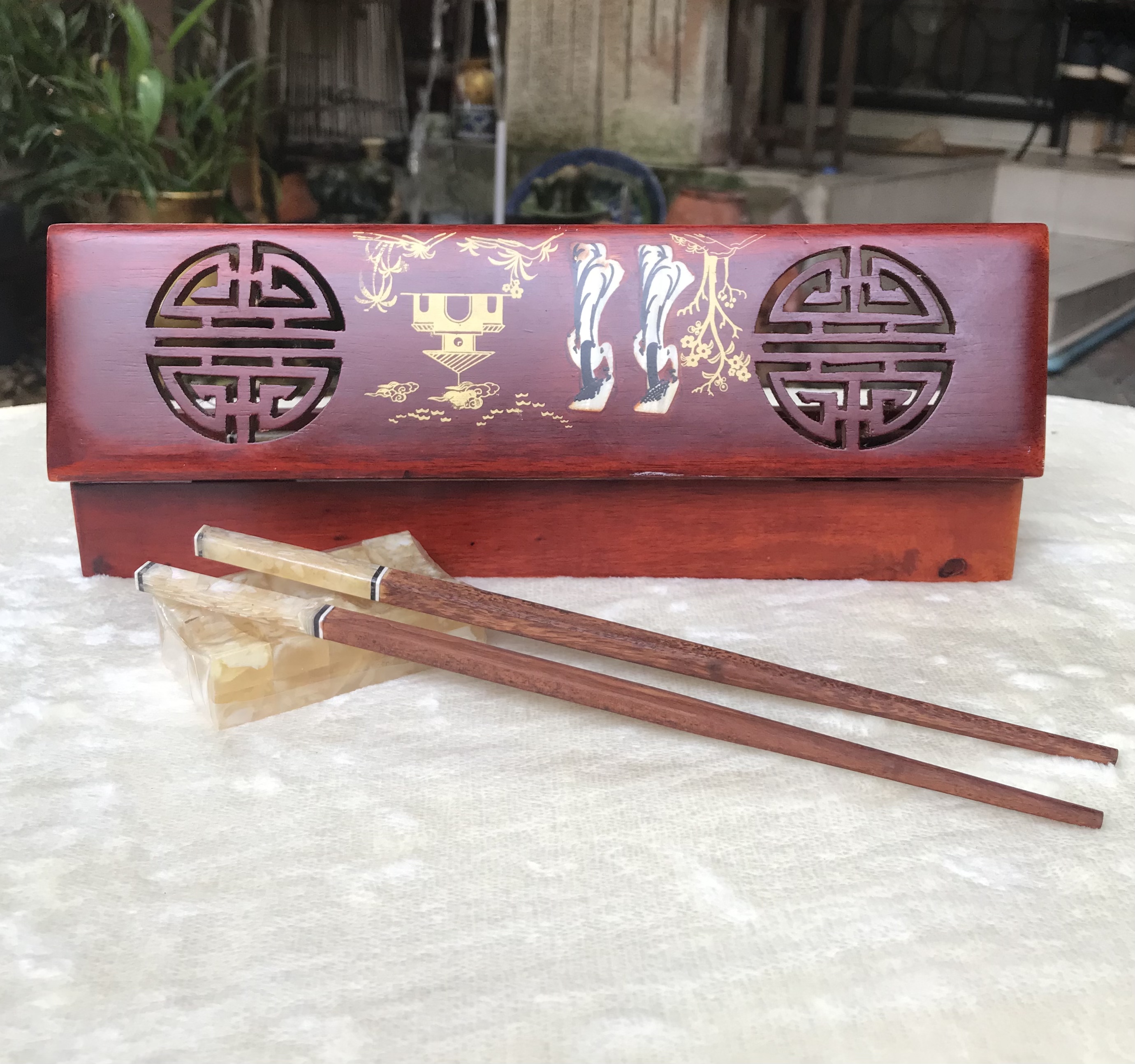 ไม่ผ่านใช้ ชุดตะเกียบไม้พร้อมที่วางงาช้าง บรรจุกล่องไม้ Nine Chopstick Pairs with Rests & Inlaid Rosewood Box