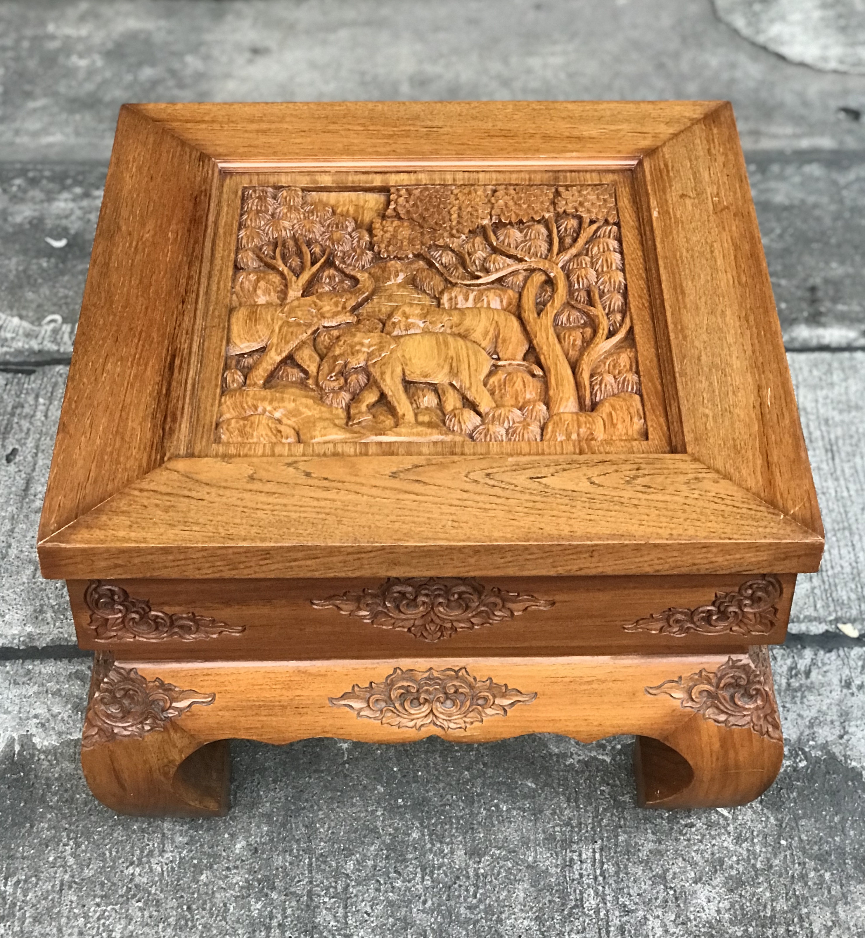 สนใจปิดทักค่ะ โต๊ะไม้สักขาคู้ โต๊ะข้าง โต๊ะกลางชุดรับแขก ตั่งแกะลาย ท็อปแกะลายช้างป่า ลายนูน มีมิติ แข็งแรง ไม่โยก ไม่ผุ สีเดิมๆไม้หนาๆหนักๆ