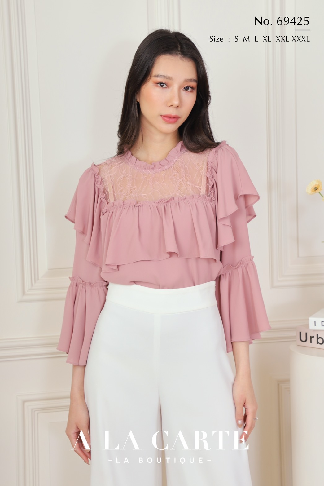 69425 เสื้อ A La Carte ชีฟองสีพื้นแขน 3 ส่วน ผ้าเนื้อเนียนนุ่ม ทิ้งตัว เย็นสบาย แต่งลูกไม้เนื้อนุ่มโปร่งช่วงอก แต่งระบาย และปลายแขน สีขาว S-L,2XL,3XL สีกรม S,L,3XL สีชมพู S,M
