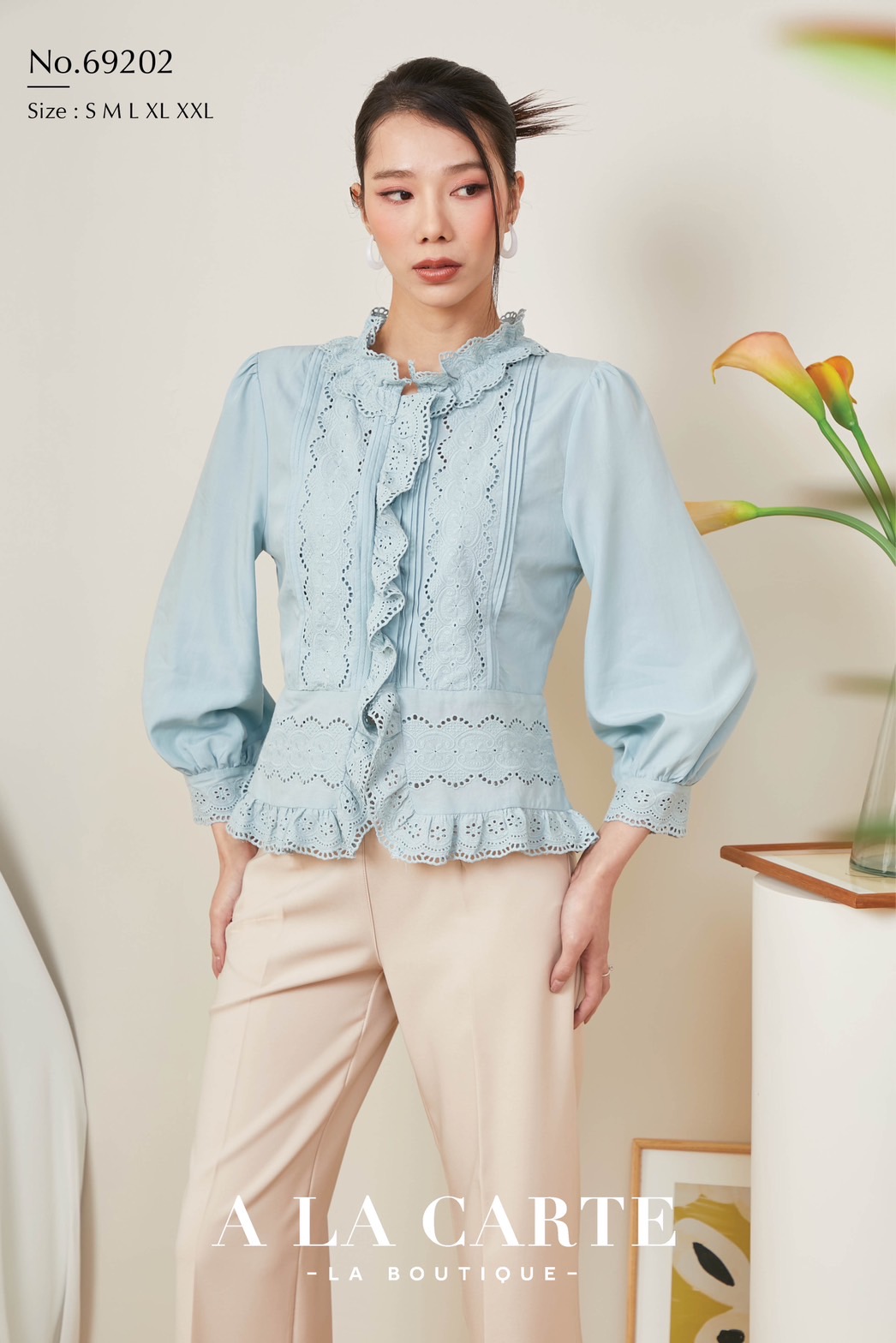 69202🦋A la carte🌼เสื้อคอตตอนซิลค์ เนื้อผ้าเย็นใส่สบาย ตัดต่อแต่งลูกไม้ทอฉลุและตีเกล็ดด้านข้าง กระดุมหน้าชายเสื้อแต่งลูกไม้และระบาย ใส่แล้วดูเพรียว สีขาว M,2XL สีฟ้า M สีเขียว S-L