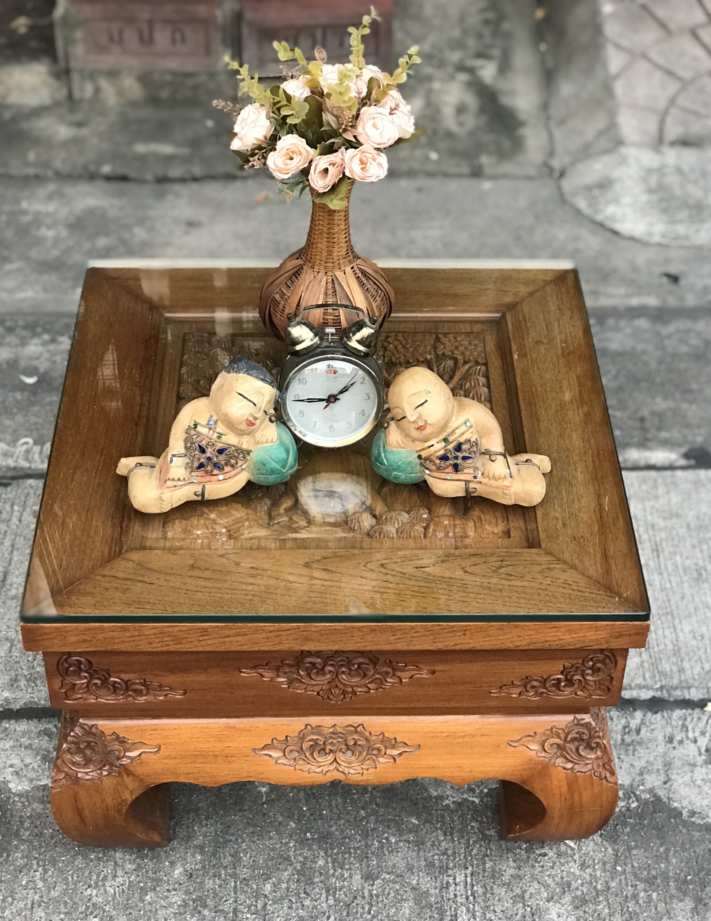 สนใจปิดทักค่ะ โต๊ะไม้สักขาคู้ โต๊ะข้าง โต๊ะกลางชุดรับแขก ตั่งแกะลาย ท็อปแกะลายช้างป่า ลายนูน มีมิติ แข็งแรง ไม่โยก ไม่ผุ สีเดิมๆไม้หนาๆหนักๆ