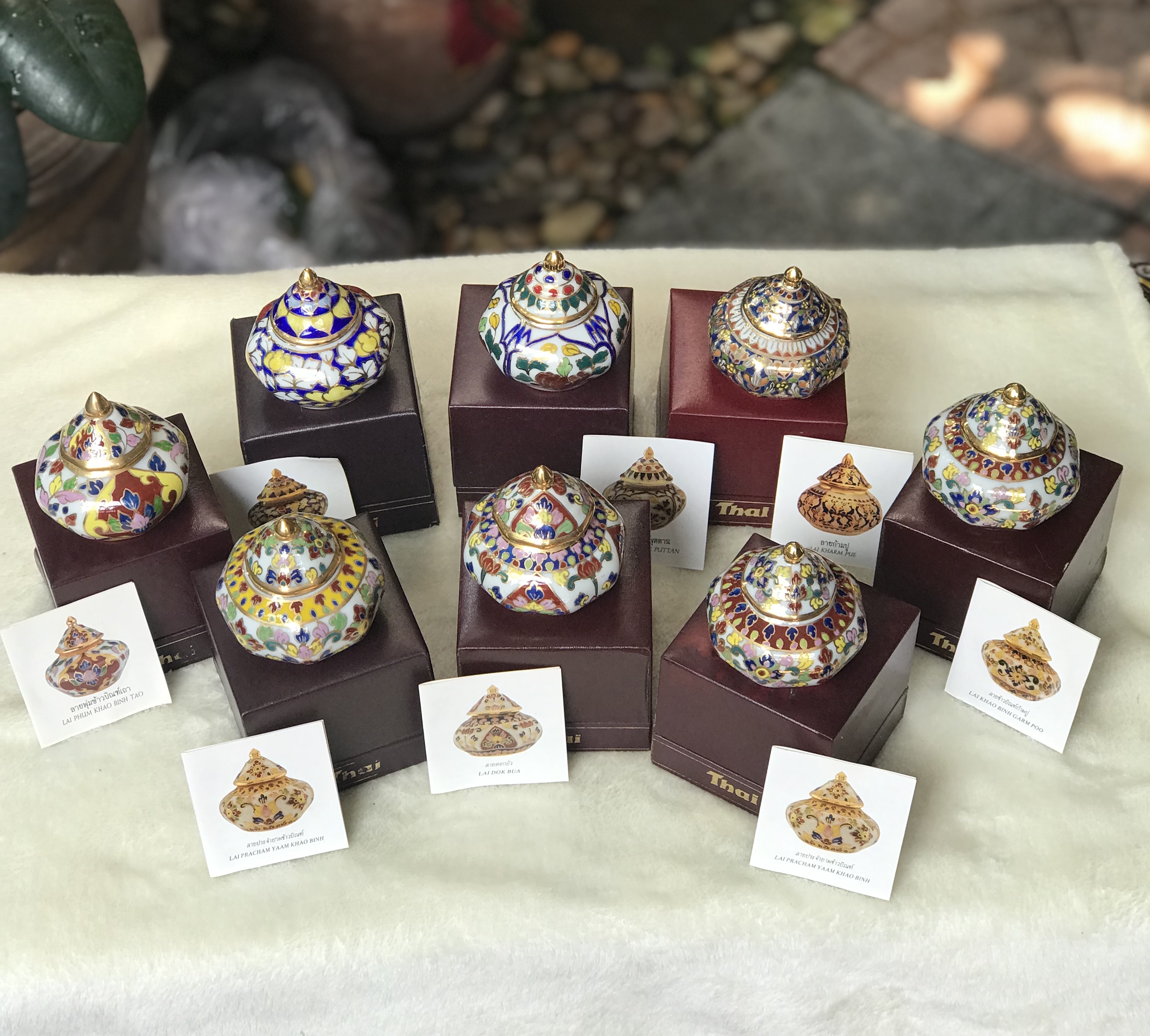 ￼เก่าเก็บ กล่องไม่สวย ของที่ระลึกการบินไทย โถแป้งเจิม โถปริก ผอบเบญจรงค์น้ำทอง Thai Benjarong Porcelain Small Ginger Jar