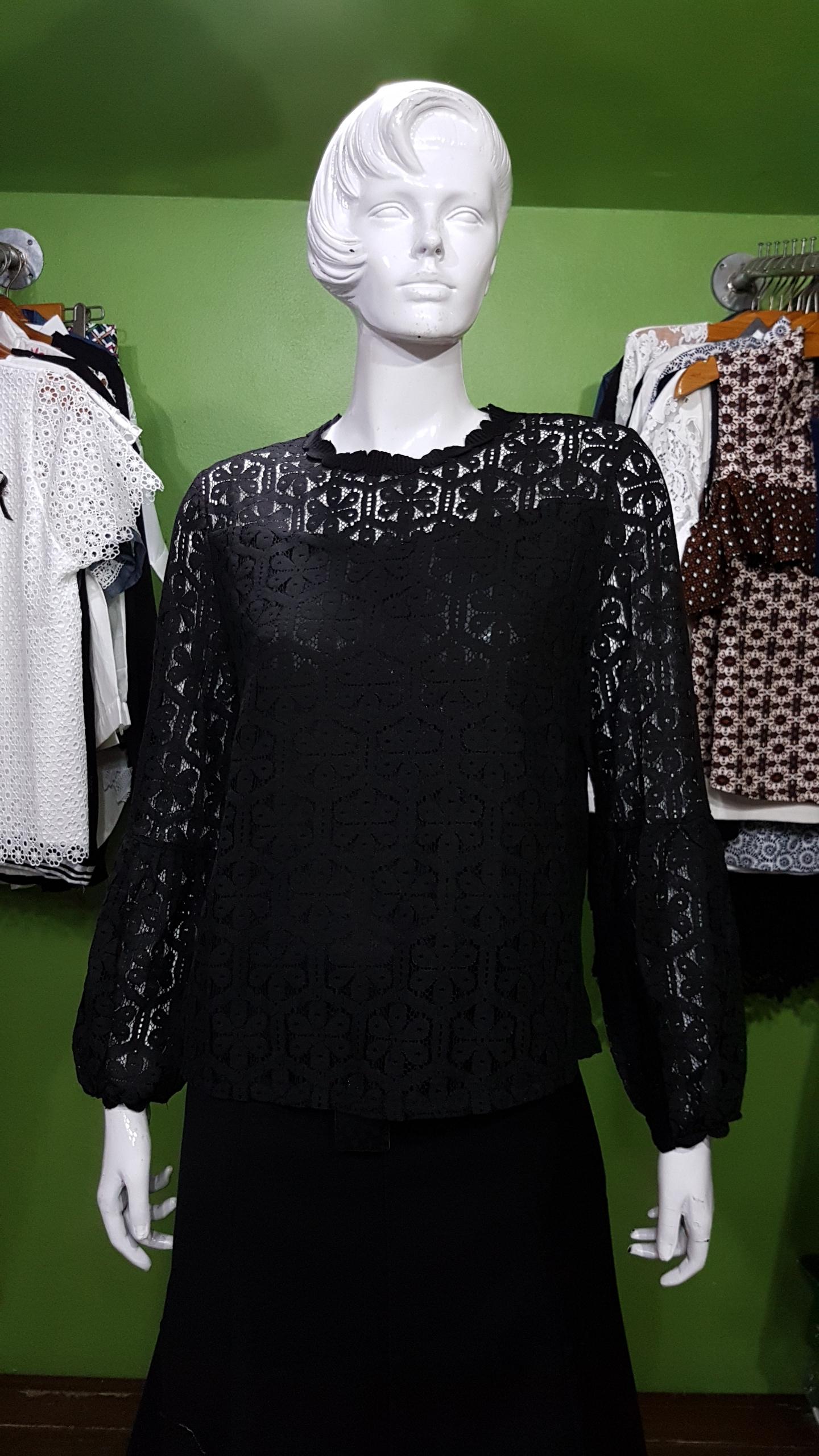 เสื้อลูกไม้แขนยาวสีดำ SO GOOD มีซับใน ( ผ้าไม่ยืดค่ะ ) ค่ะ