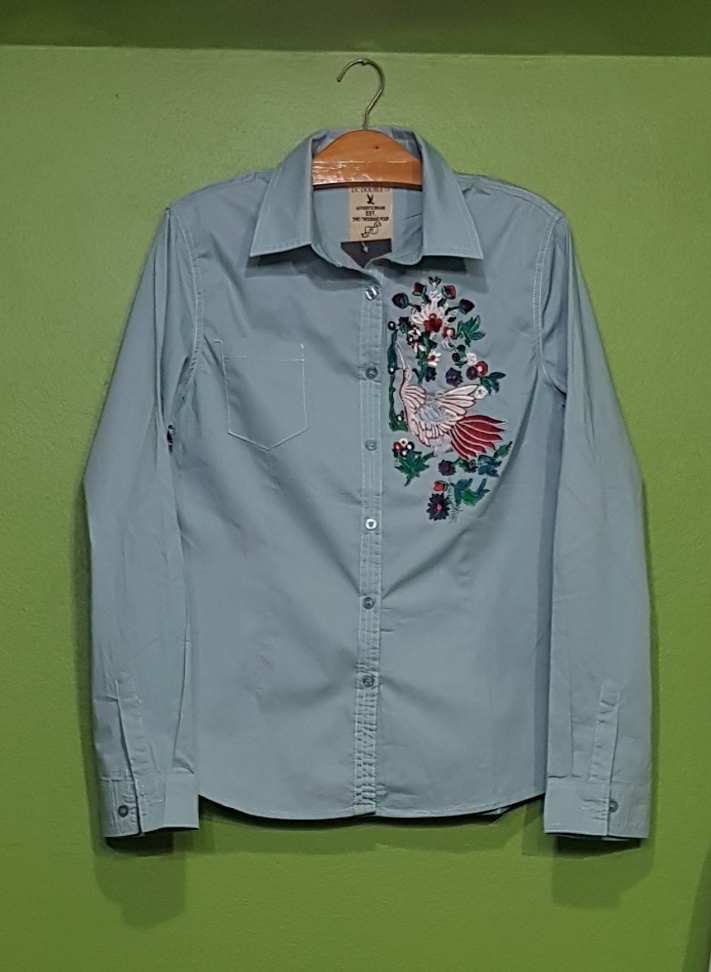 เสื้อเชิ๊ตแขนยาว สีเขียว CC DOUBLE O ผ้า cotton 100% เนื้อผ้าไม่หนาไม่บาง มีความยืดหยุ่นดี ใส่สบาย ซักรีดง่ายค่ะ งานปักนกยูงและดอกไม้ที่อก แพทเทิร์นเข้ารูป ตีเกล็ดหน้า-หลัง สินค้าพร้อมส่ง XXL อก 42" , XXXL อก 43 นิ้วค่ะ