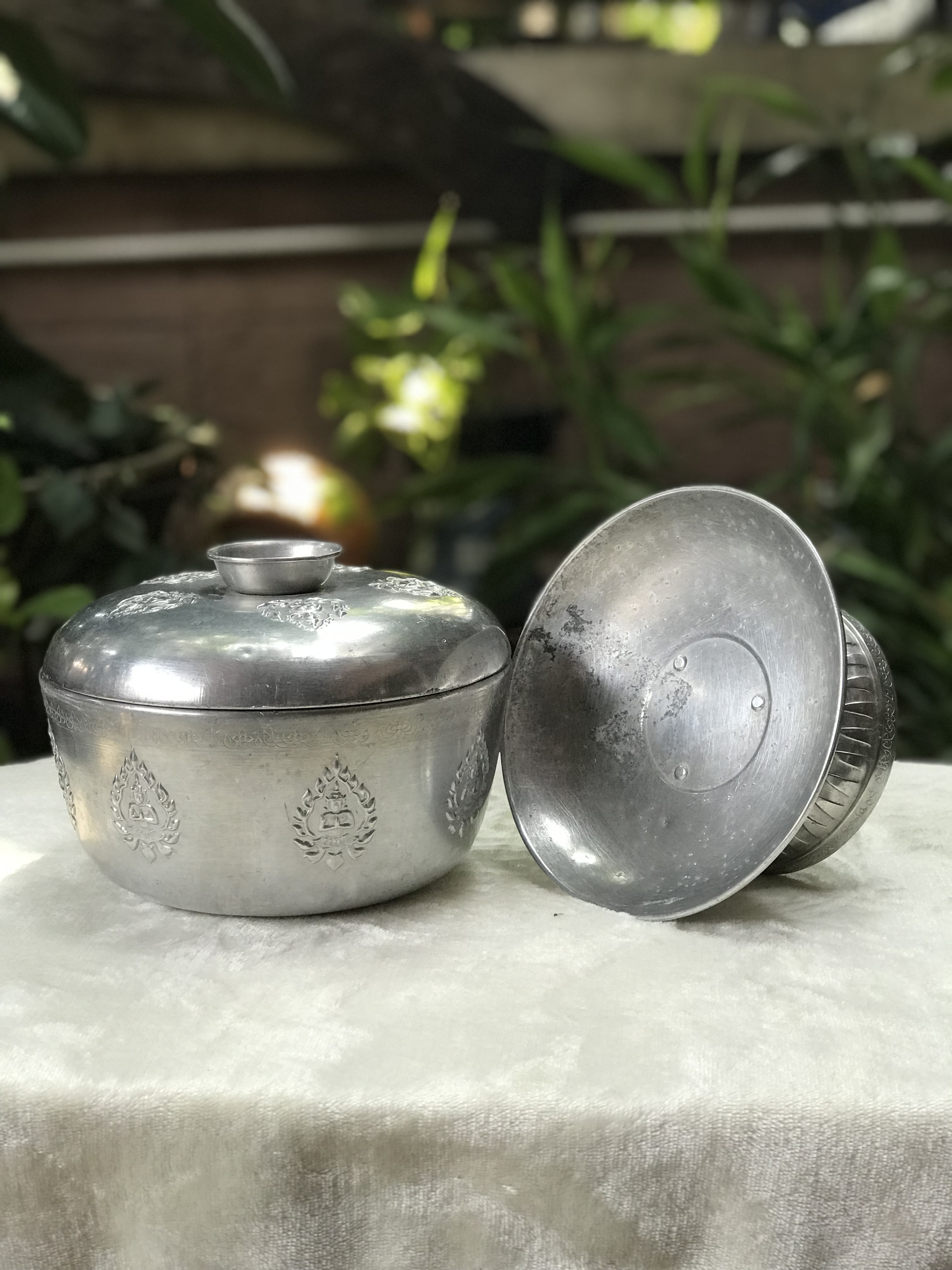 Antique Aluminum bowl ชุดบาตรโบราณ ขัน(น้ำมนต์) พานรอง พร้อมฝา เนื้ออลูมิเนียม ตอกลายเทพพนม