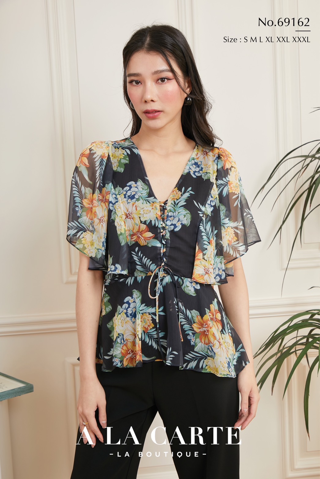 69162 A la carte เสื้อชีฟองเนื้อเยื่อไม้ พิมพ์ลายดอกสีพาสเทล คอวีแต่งผูกโบไขว้ช่วงกลางลำตัว ระบายชายเสื้อ ทรงจะเข้ารูปเล็กน้อย แขนระบายหวานๆช่วยพรางต้นแขน สีม่วง S-M ดำ S,L