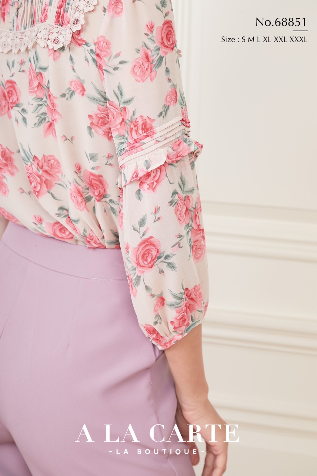 68851 🌸 A La Carte 🌸เสื้อชีฟองพิมพ์ลายดอกกุหลาบ ตีเกล็ดวางสลับแนวนอนแนวตั้ง ตัดต่อใส่เชิงทริมลายดอก แขนตัดต่อและเชื่อมด้วยการตีเกล็ดมีระบาย ทรงพองออกสวย สีดำ S,M,XL-3XL ฟ้า S ชมพู S
