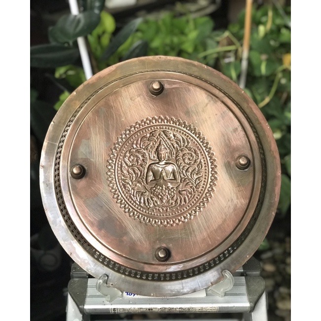 งานเก่า ถาดทองเหลืองขอบฉลุลาย กลางถาดตอกลายเทพพนม สวยสมบูรณ์ ทองเหลืองเก่าหนาๆหนักๆ ขนาดกว้าง 41 ซม สูง 7 ซม