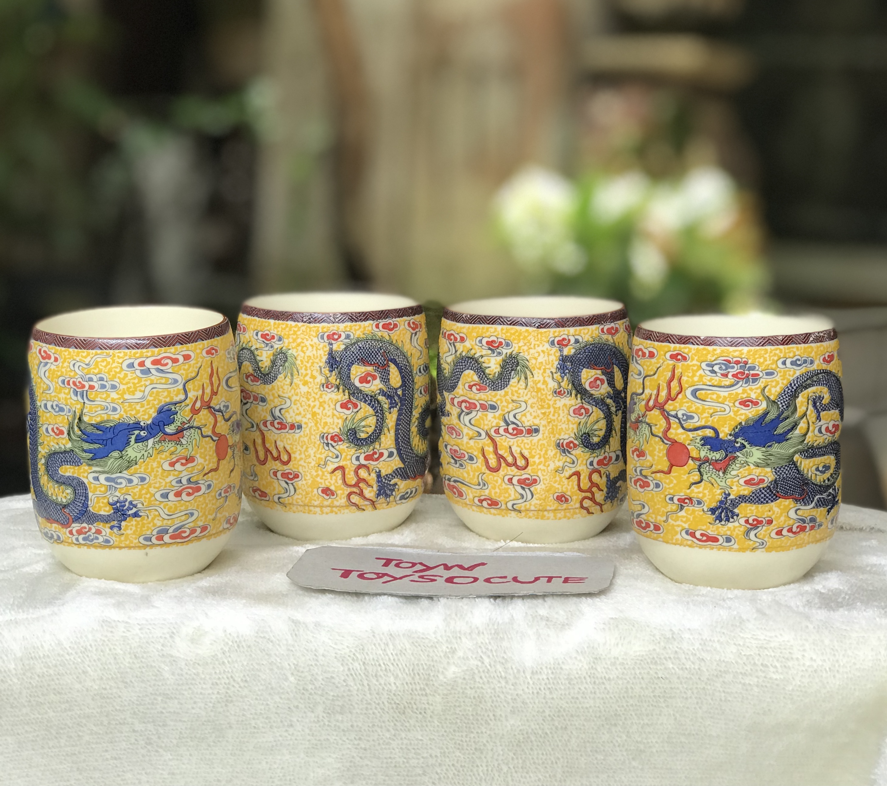 ￼Porcelain Tea Pot Set ไม่รวมกี๋ กาน้ำชาเนื้อกระเบื้องพร้อมจอก ลายมังกรห้าเล็บ สีเหลือง หูจับหวาย
