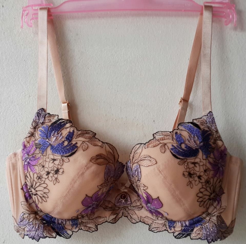 เสื้อชั้นในสตรีไทรอัมพ์