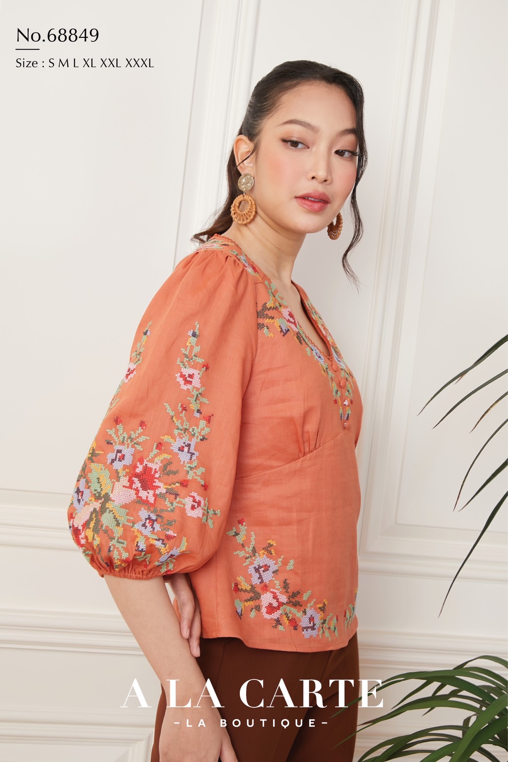 68849 💐A La Carte💐เสื้อลินินแขน 3 ส่วน เนื้อผ้าบางใส่สบาย ซับในผ้าคอตตอน งานปักลายครอสติส ตัดต่อช่วงบ่าด้านหน้า ทรงเสื้อตัดต่อคัทวี ดูเพรียว🦋 สีดำ 2XL