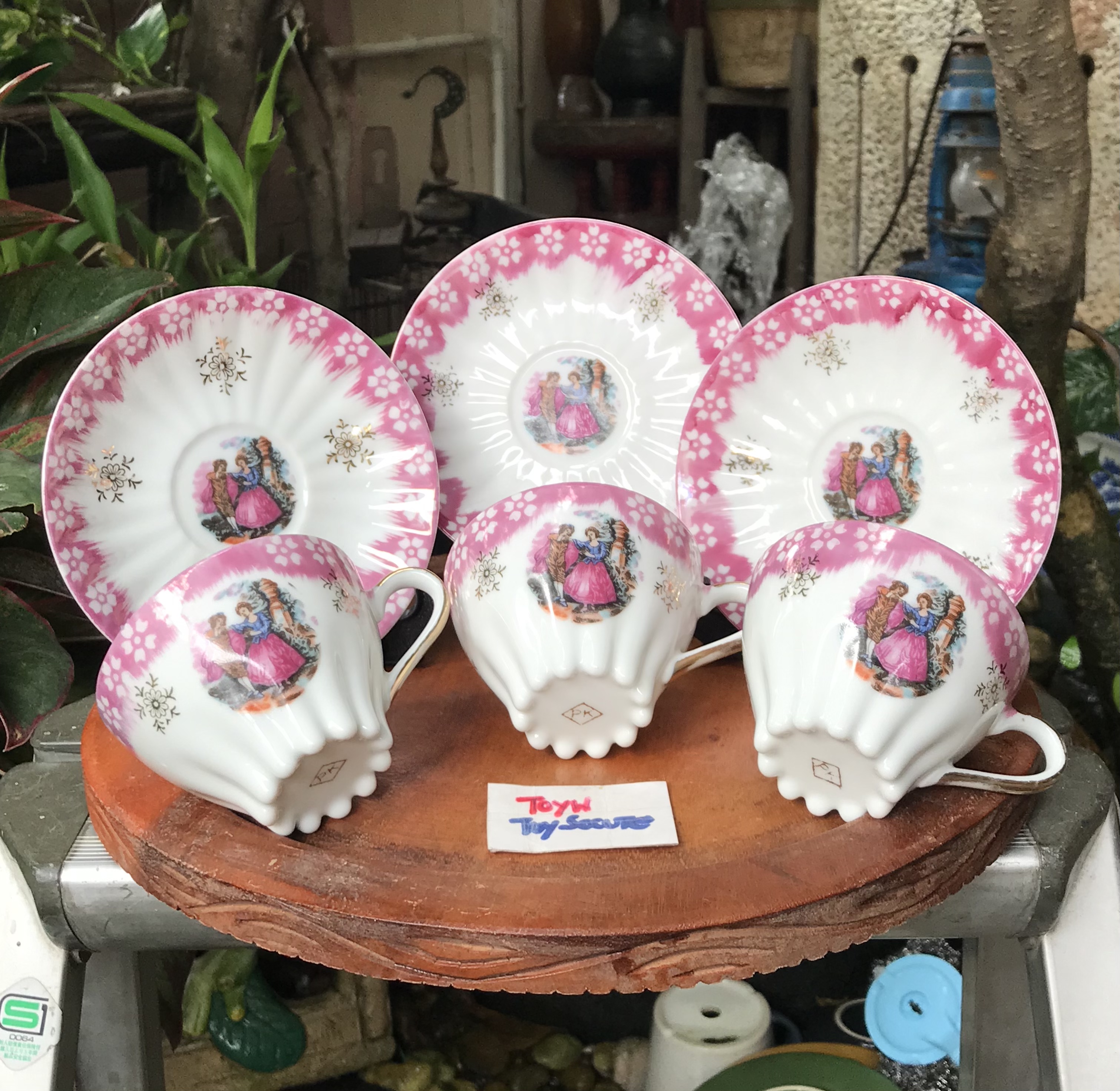 3 ชุดชุดถ้วยกาแฟพร้อมจานรองลายหนุ่มสาว จานรองมีสะกิดขอบนิดๆ 1 ใบ La Reine Limoges with Fragonard Couple Scene