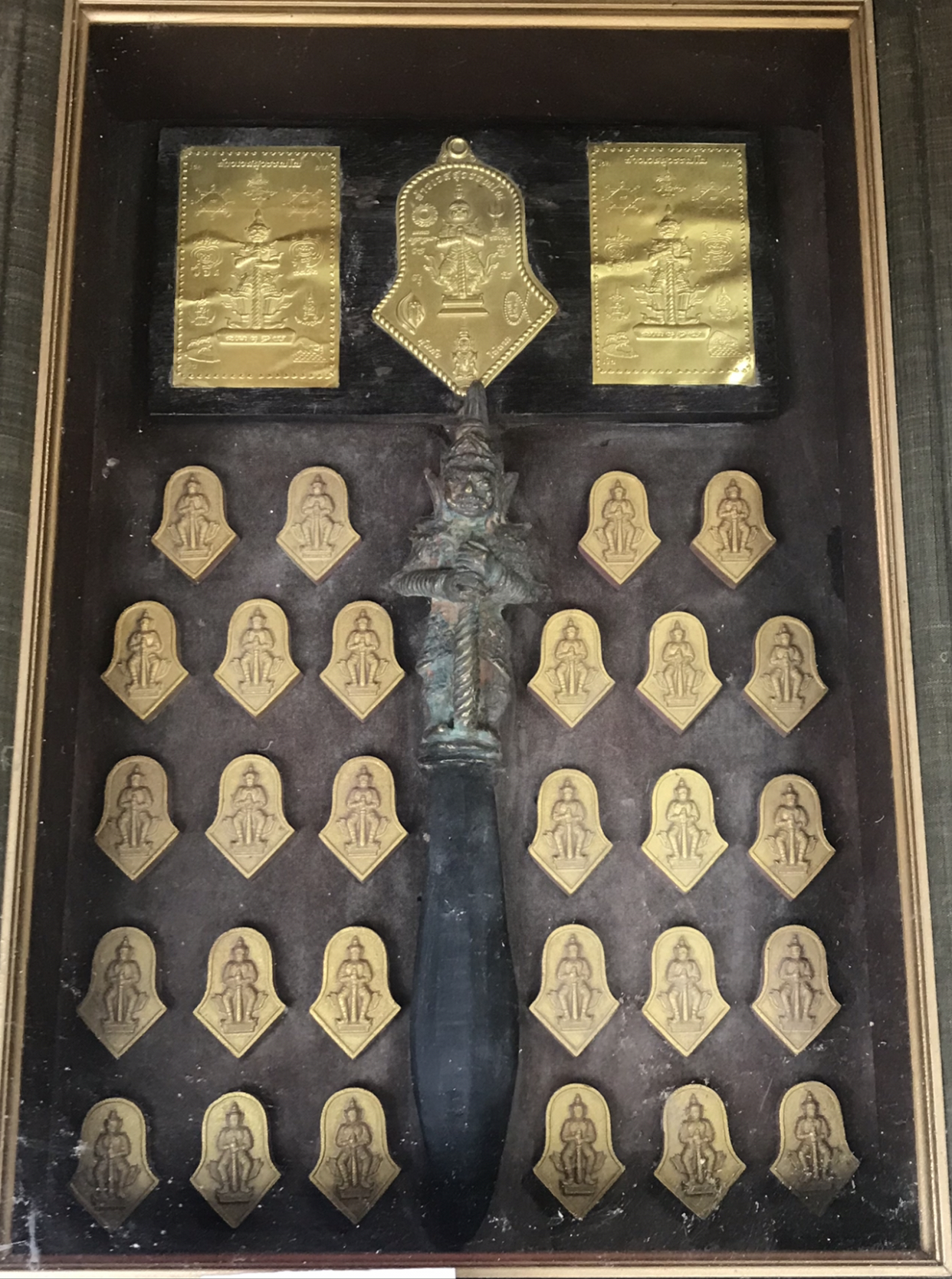 งานเก่า กรอบรูปไม้สักหน้ากระจก ท้าวเวสสุวรรณ พระผง แผ่นยันต์คุ้มภัย ให้ลาภ มีดทองเหลืองด้ามองค์ท้าวเวสสุวรรณ