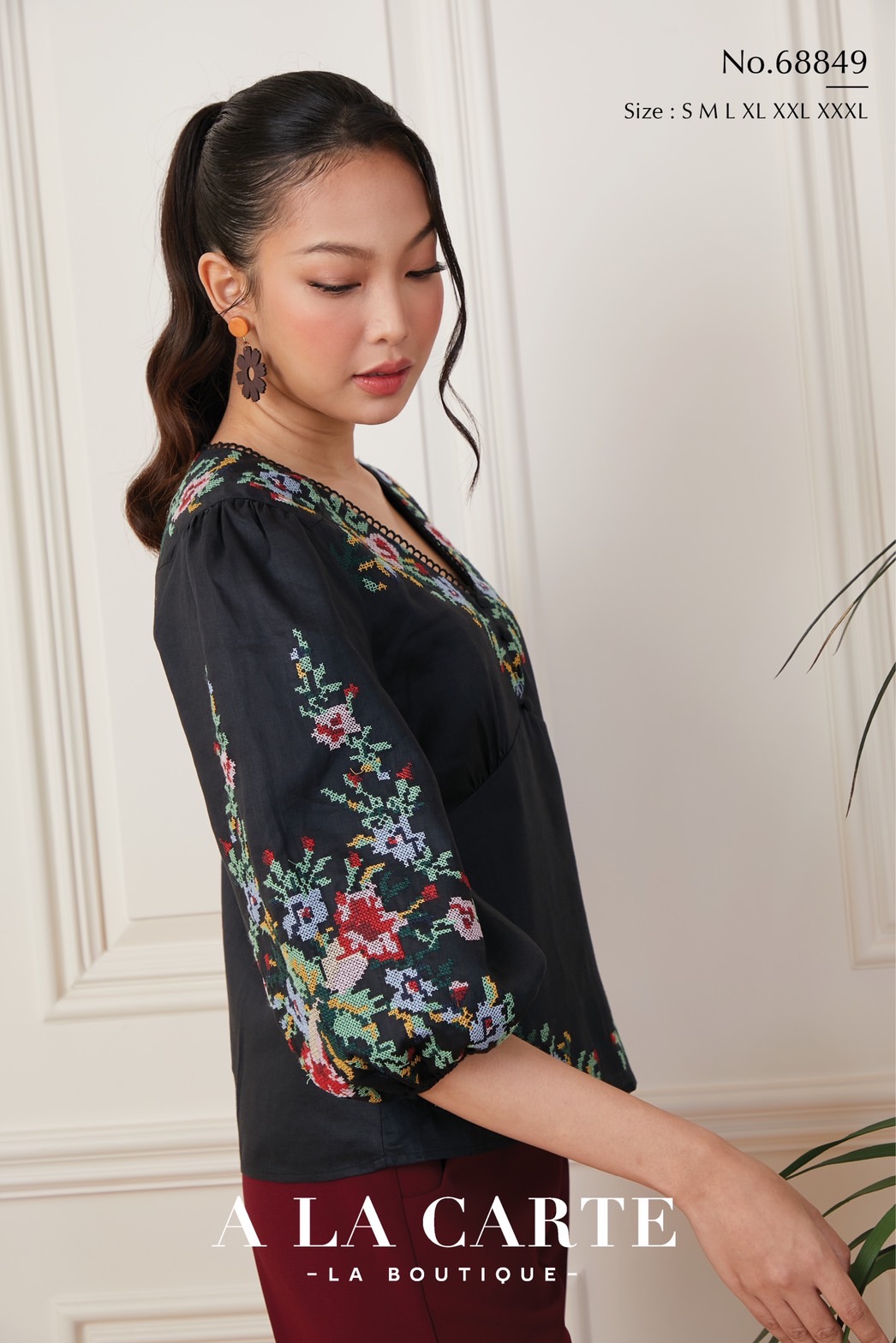 68849 💐A La Carte💐เสื้อลินินแขน 3 ส่วน เนื้อผ้าบางใส่สบาย ซับในผ้าคอตตอน งานปักลายครอสติส ตัดต่อช่วงบ่าด้านหน้า ทรงเสื้อตัดต่อคัทวี ดูเพรียว🦋 สีดำ 2XL