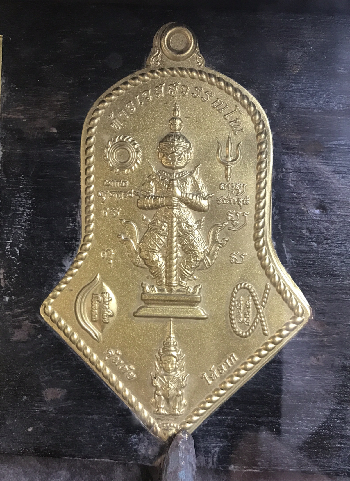งานเก่า กรอบรูปไม้สักหน้ากระจก ท้าวเวสสุวรรณ พระผง แผ่นยันต์คุ้มภัย ให้ลาภ มีดทองเหลืองด้ามองค์ท้าวเวสสุวรรณ