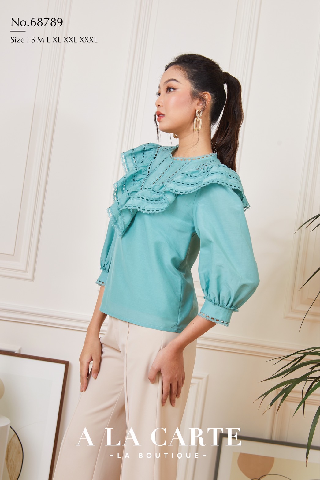 68789 เสื้อ A LA CARTE ผ้าคอตตอนกึ่งซิลด์แขน 3 ส่วน เนื้อสวยใส่สบาย ตัดต่อวีช่วงอกแทรกด้วยทริมลูกไม้ ระบายเป็นวอลลุ่ม ขอบแขนแทรกทริมลูกไม้ สีครีม XL-2XL สีเขียว S , XL,2XL
