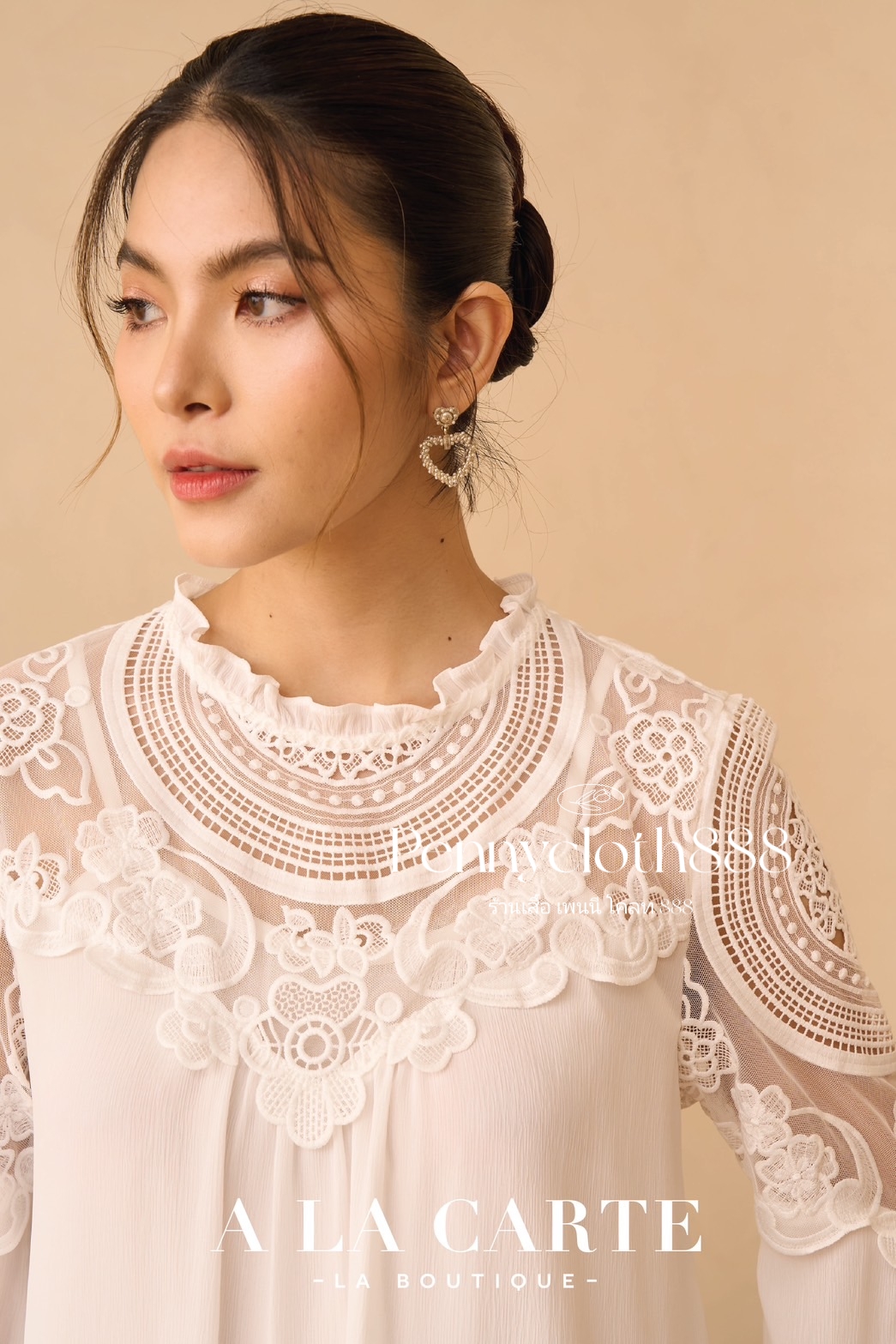 69656 เสื้อ A La Carte ชีฟองเนื้อเยื่อไม้ งานปักและทอลูกไม้ช่วงอกและแขน มีซับในเย็บติด ผ้ามีน้ำหนักทิ้งตัว กระดุมหลัง ปลายแขนทรงแฟร์ สวยหรู