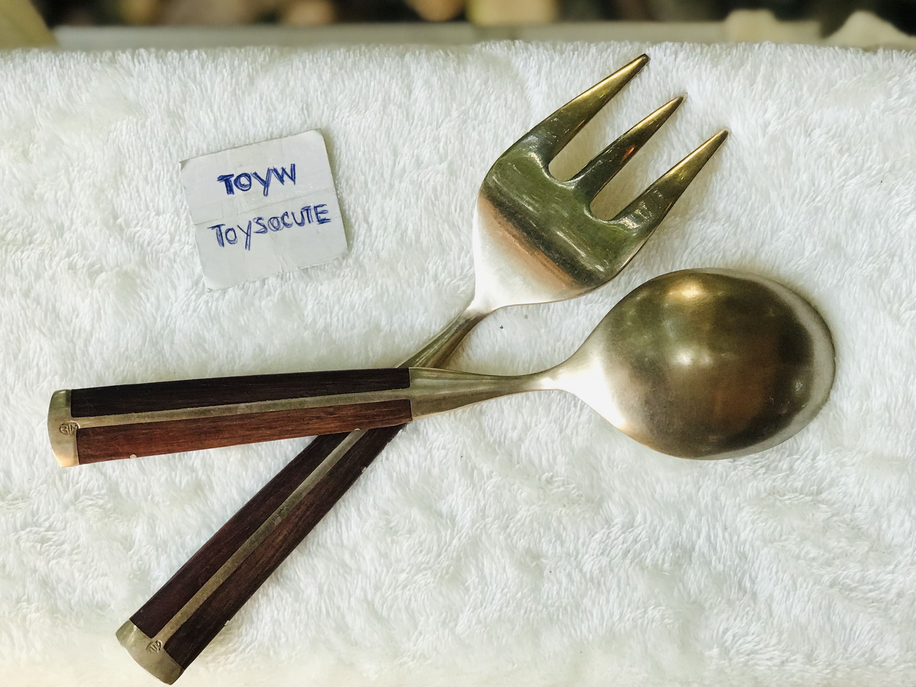 งานเก่า Vintage brass salad fork and spoon ช้อนส้อมทองเหลือง ช้อนส้อมสลัดทองเหลืองด้ามไม้