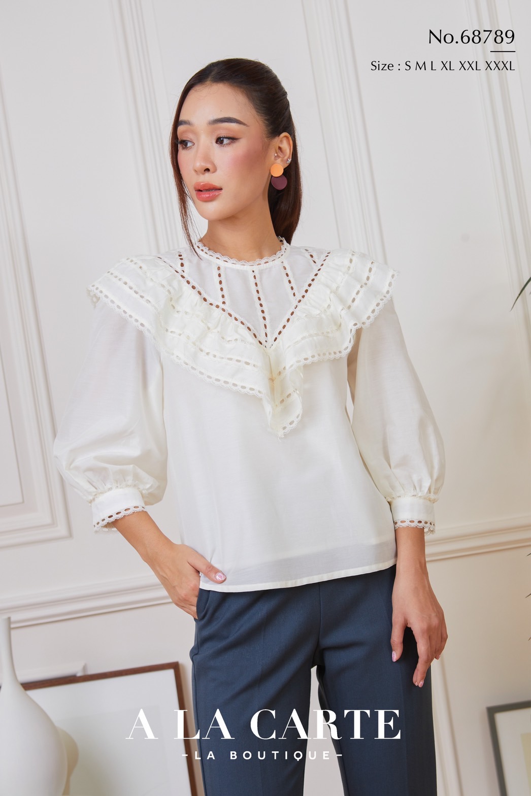 68789 เสื้อ A LA CARTE ผ้าคอตตอนกึ่งซิลด์แขน 3 ส่วน เนื้อสวยใส่สบาย ตัดต่อวีช่วงอกแทรกด้วยทริมลูกไม้ ระบายเป็นวอลลุ่ม ขอบแขนแทรกทริมลูกไม้ สีครีม XL-2XL สีเขียว S , XL,2XL