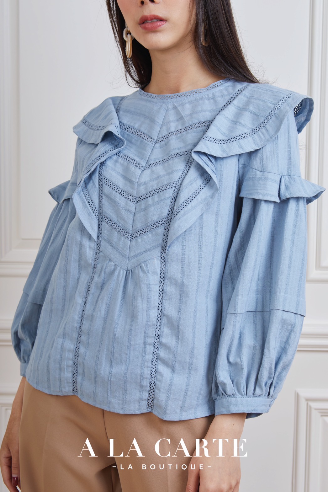 68554 เสื้อ A LA CARTE ผ้าคอตตอนแขน 5 ส่วนเนื้อนุ่มใส่สบาย แทรกทริมคอตตอนแบบชิ้นต่อแนววี กลางอกพร้อมเส้นตัดต่อด้านซ้ายขวา แขนตัดต่อระบายและเย็บเกล็ด สีขาว S-XL สีส้ม S-XL,3XL สีฟ้า S-XL