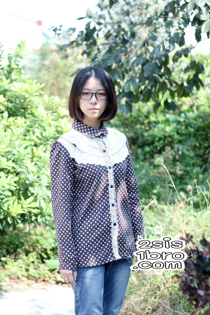 Pre-Order เสื้อเชิ้ตแขนยาวลายจุด แต่งลูกไม้บริเวณคอ