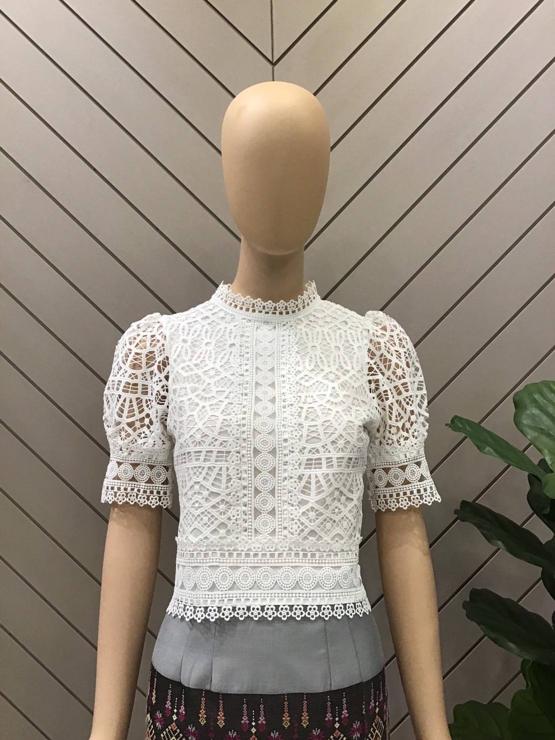 เสื้อลูกไม้ใส่ทำบุญ แขนสั้น CARISA เนื้อลูกไม้ทออย่างดี มีซับในผ้าคอตตอน ซิปหลัง แพทเทิร์นทรงสวยหรู สีชมพู M-L สีเขียว S,M สีขาว S,L,XL