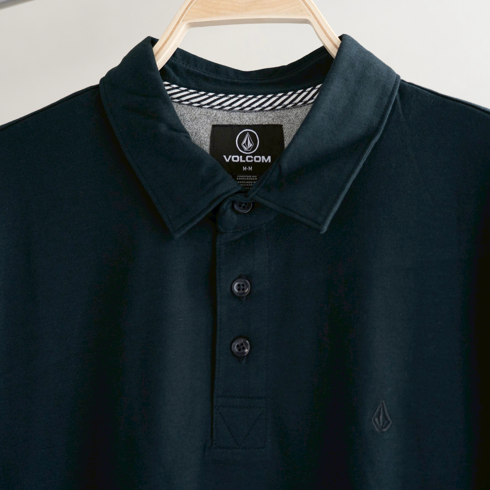 เสื้อโปโล Volcom Wowzer Polo (โปรสุดคุ้ม! ซื้อ 3 ตัวขึ้นไป เหลือตัวละ 490 บาท ทักไลน์ @pond-shop)