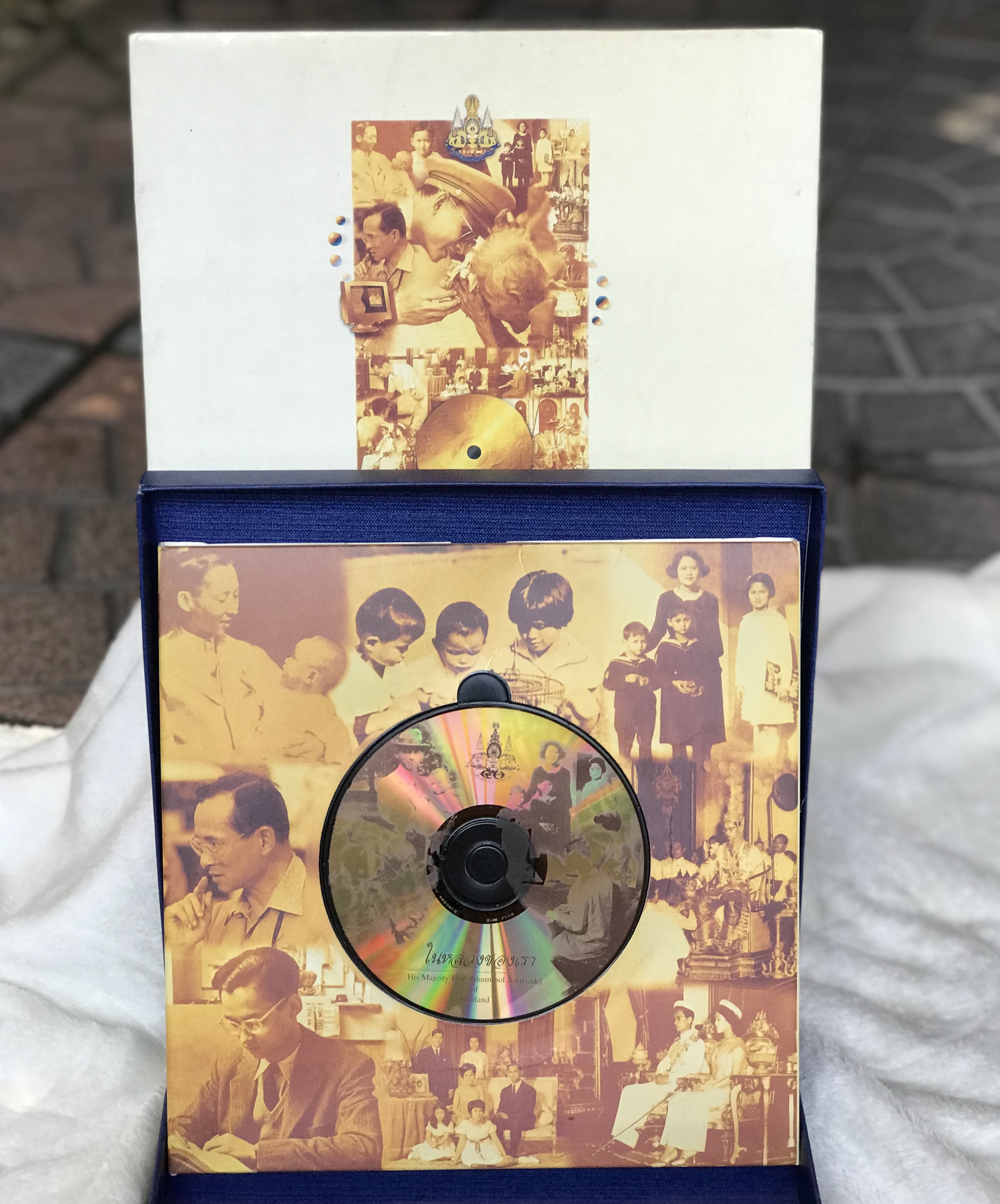 เก่าเก็บBox Set-CD พร้อมหนังสือในหลวงของเรา His Majesty King Bhumibol Adulyadej Thailand เฉลิมพระเกียรติ รัชกาลที่ 9