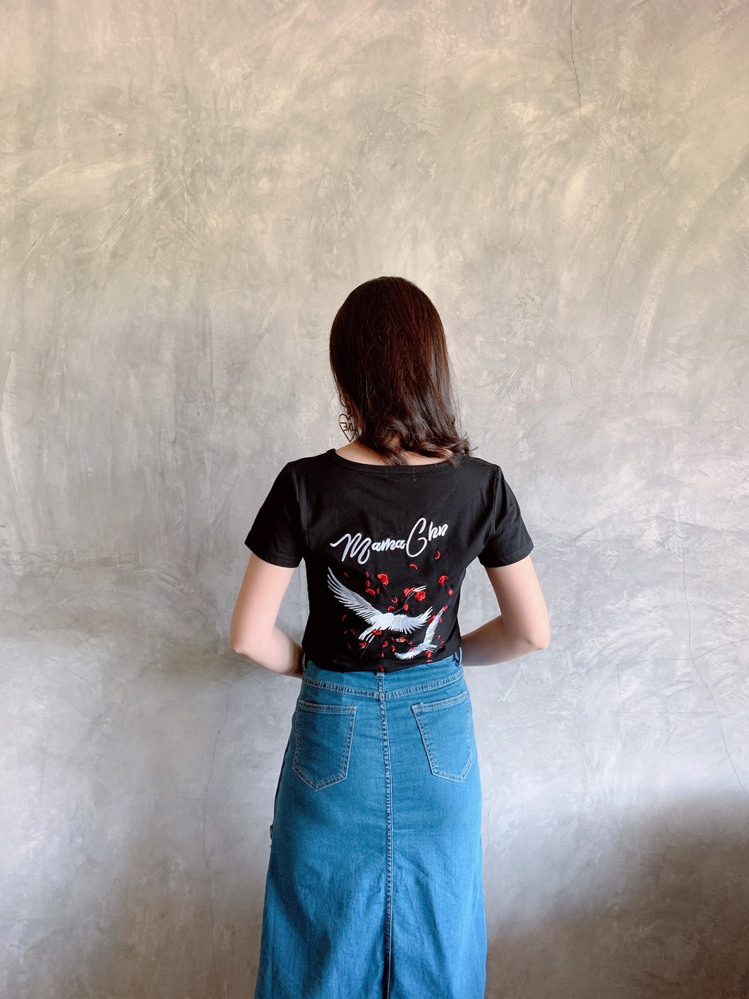 เสื้อยิดคอวี SPN แขนสั้นงานปักหน้าหลัง ลายนกกระเรียน ผ้ายืดเนื้อนิ่มมีความยืดหยุ่นดี ใส่สบาย แพทเทิร์นเข้ารูป ทรงสวยมากค่ะ สีขาว XXL สีดำ L-XXL ค่ะ
