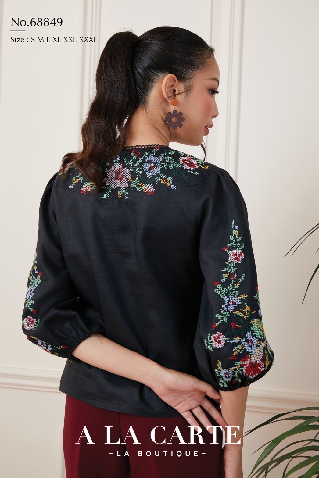 68849 💐A La Carte💐เสื้อลินินแขน 3 ส่วน เนื้อผ้าบางใส่สบาย ซับในผ้าคอตตอน งานปักลายครอสติส ตัดต่อช่วงบ่าด้านหน้า ทรงเสื้อตัดต่อคัทวี ดูเพรียว🦋 สีดำ 2XL