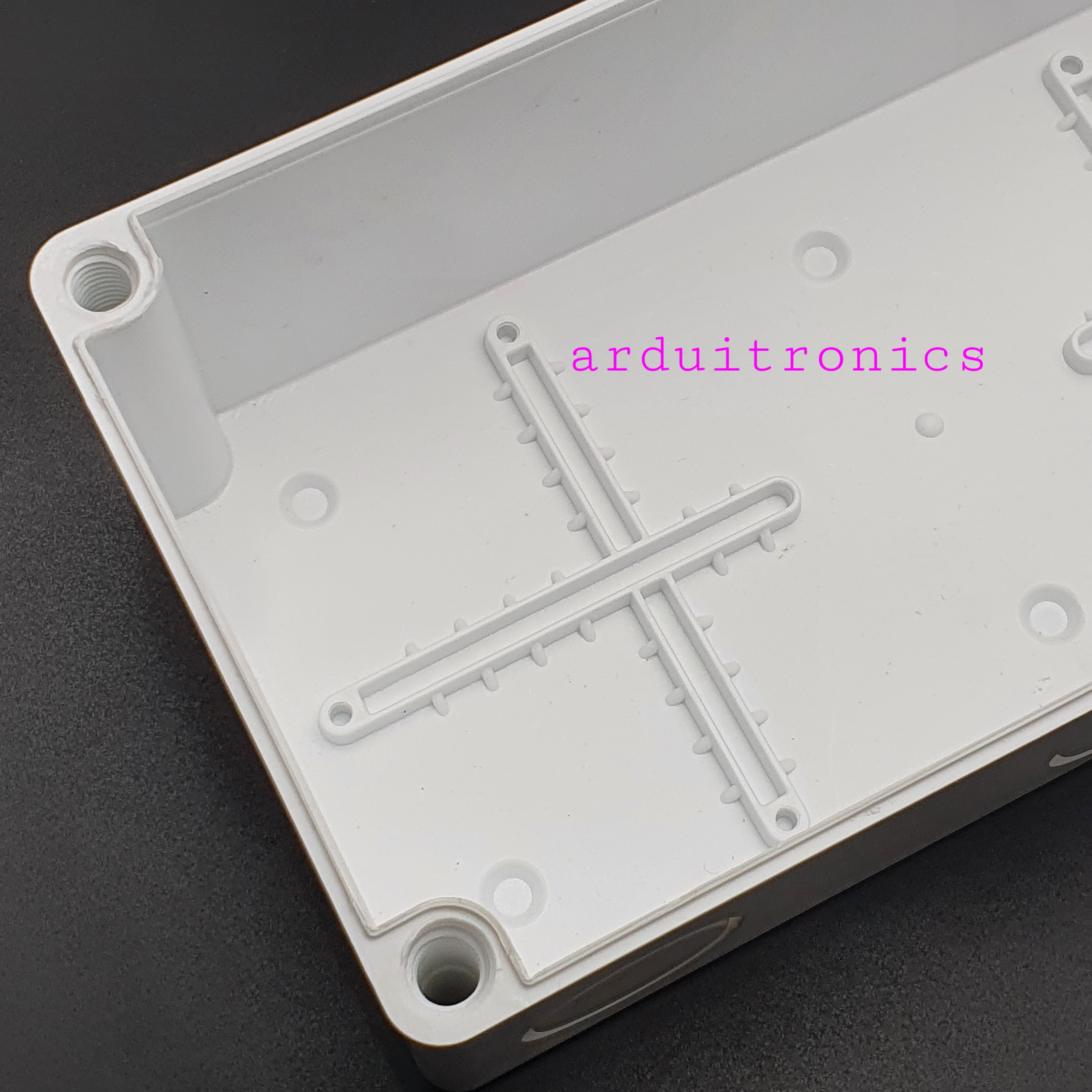 กล่องพลาสติกกันน้ำ สีขาว สำหรับพักสายไฟหรือประกอบวงจรไฟฟ้า ขนาด 12 x 9 x 24.5cm