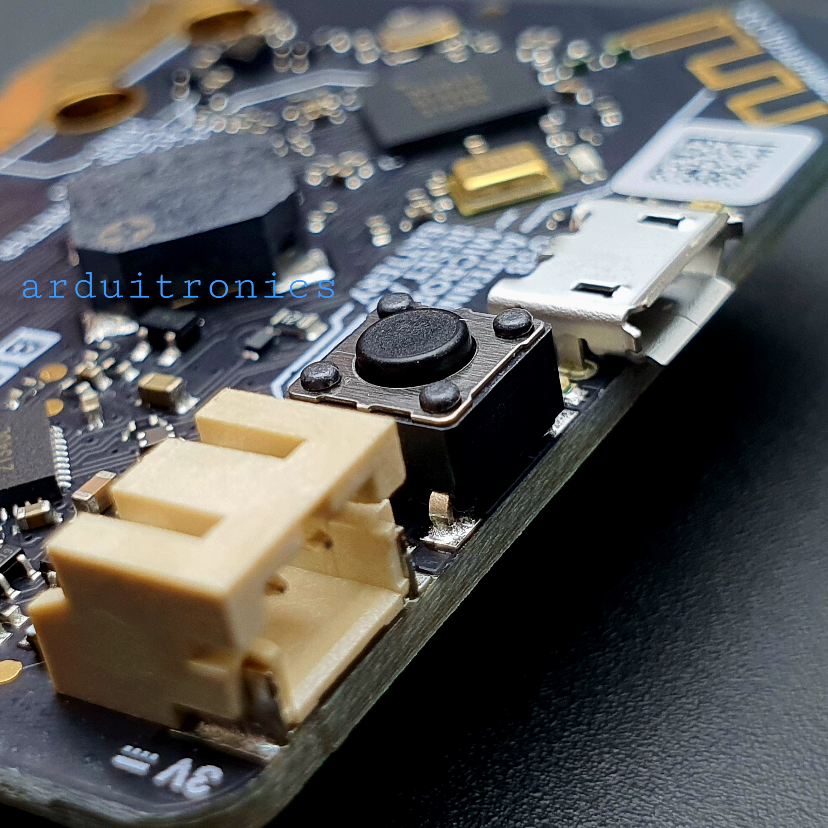 micro:bit V2.2 Go Kit (BBC micro:bit V2.2, Upgraded Processor, Built-In Speaker And Microphone, Touch Sensitive Logo)