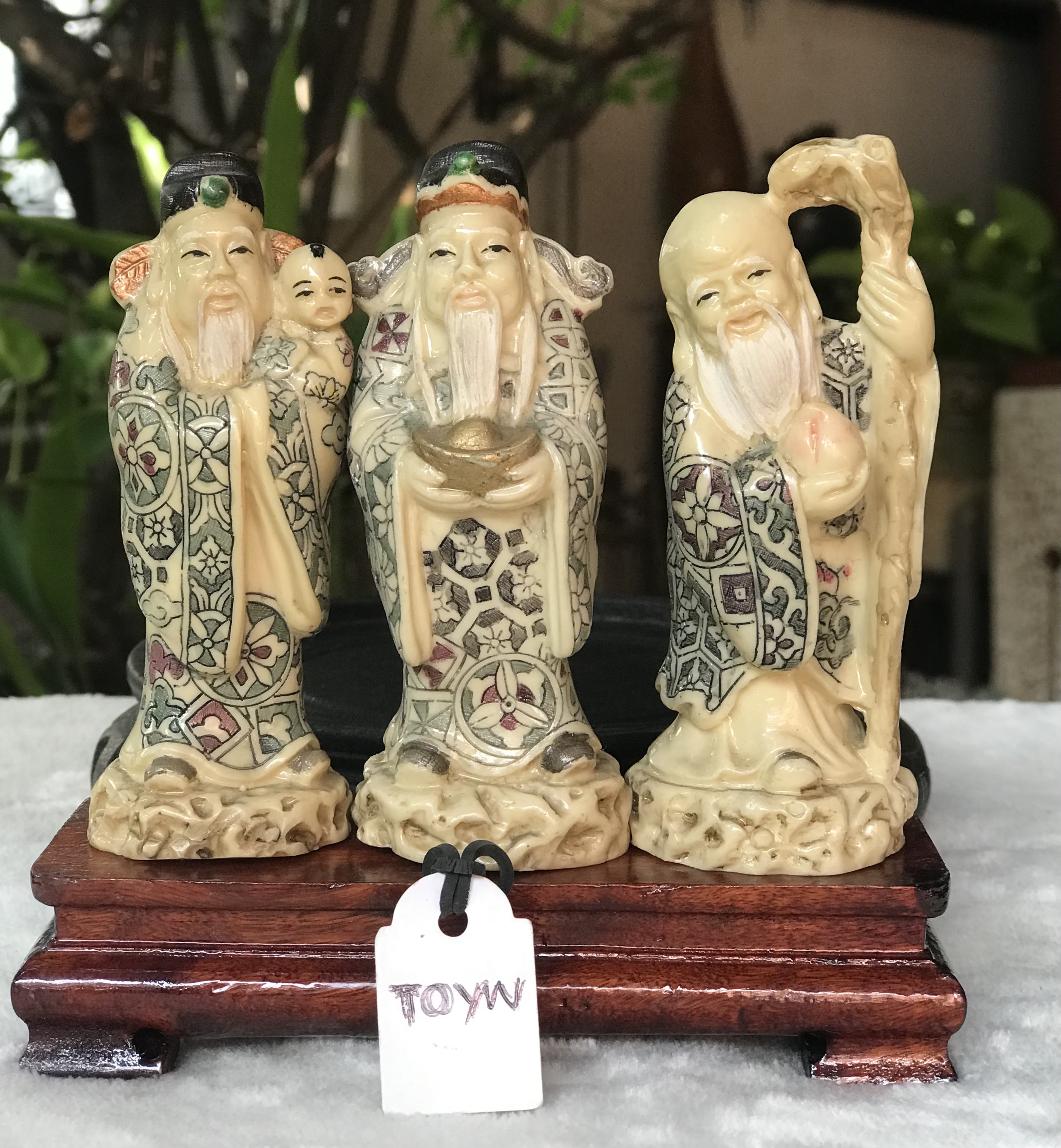 ฮกลกซิ่ว เรซิ่น สีงาช้างเขียนลวดลายสวยงาม กว้าง 4 ซม สูง 10 ซม