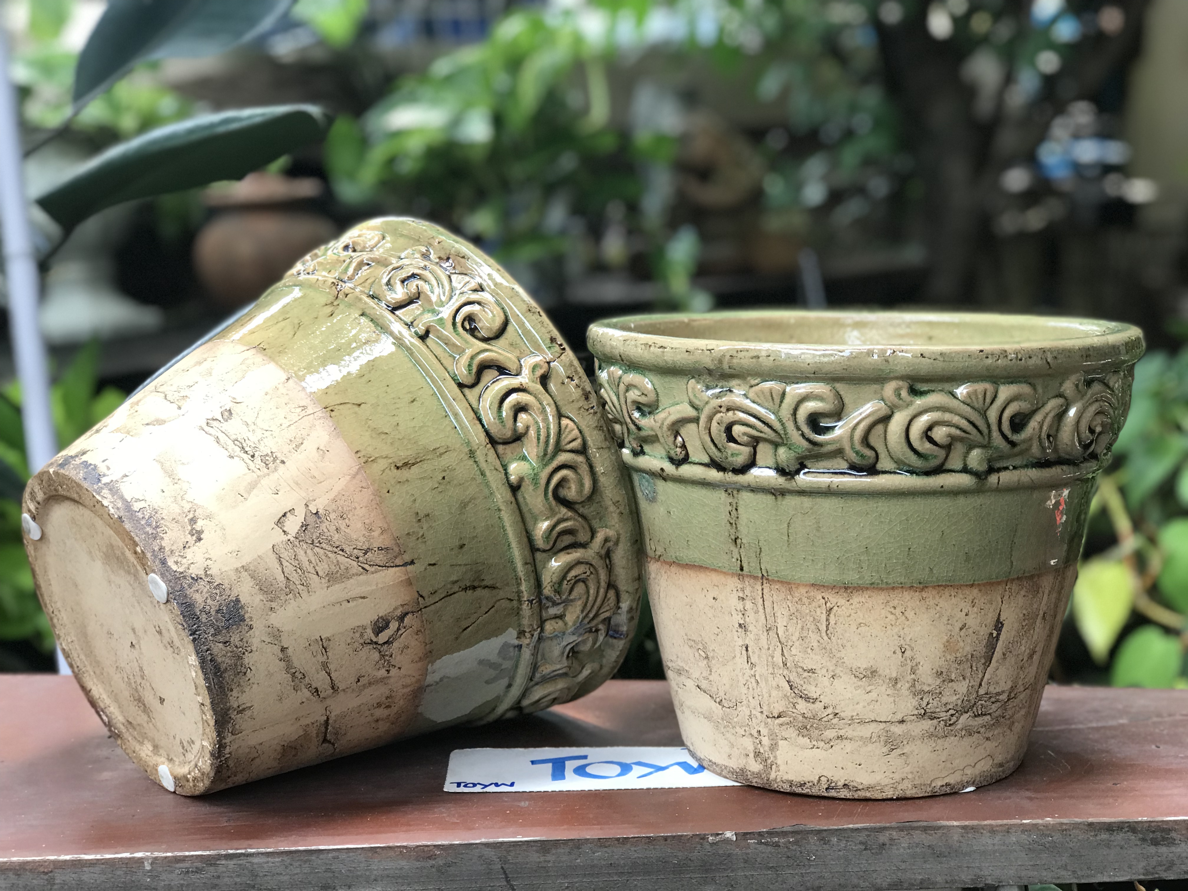 ขายคู่ ไม่รวมต้นไม้ เก็บเก่ากระถาง แจกันลายปั้นนูน น้ำเคลือบสีเขียว สวยสมบูรณ์ ไม่แตกไม่ร้าว ขนาดปากกว้าง 10 นิ้ว สูง 8 นิ้ว