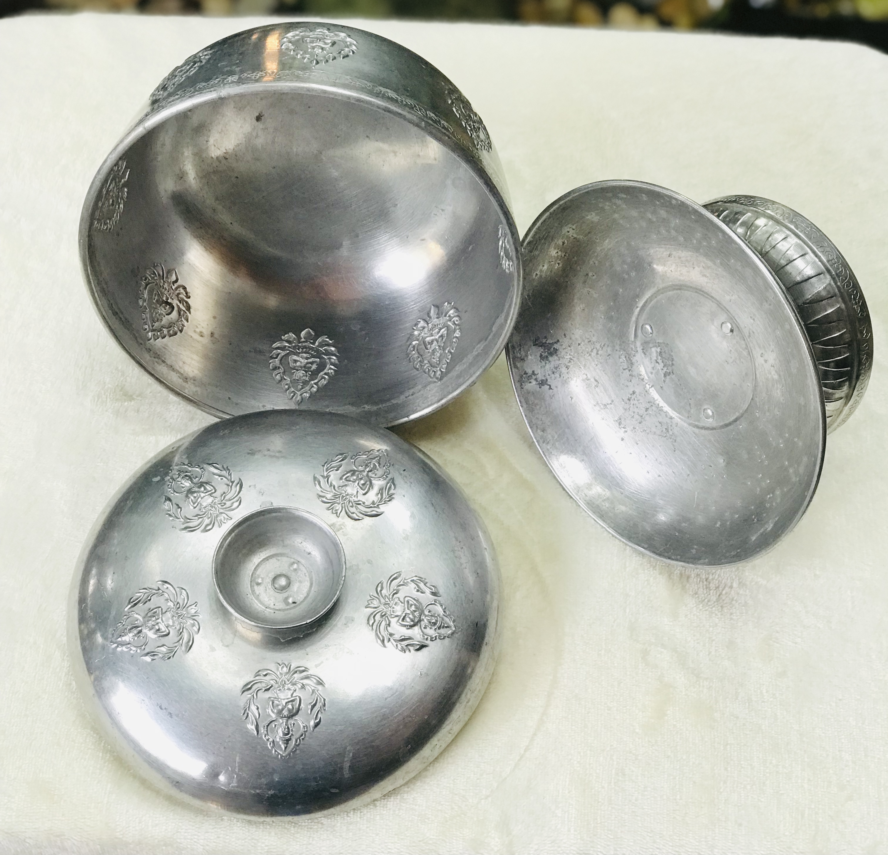 Antique Aluminum bowl ชุดบาตรโบราณ ขัน(น้ำมนต์) พานรอง พร้อมฝา เนื้ออลูมิเนียม ตอกลายเทพพนม