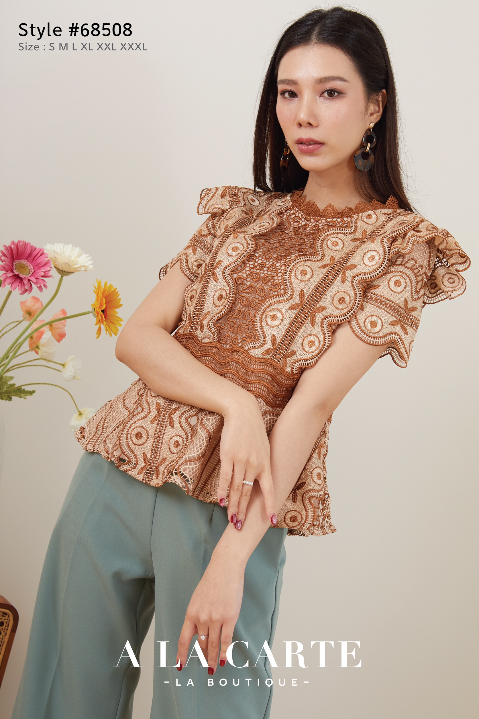 68508 เสื้อลูกไม้แขนสั้น ใส่ออกงาน ลูกไม้ทอลาย two-tone ลายลูกไม้เนื้อนุ่มย ซับผ้าชีฟองสีครีม ช่วงเอวตัดต่อเข้ารูปเชื่อมด้วยลูกไม้ ต่อระบาย มีซิปหลัง สีครีม L สีฟ้า S,3XL สีแดง M