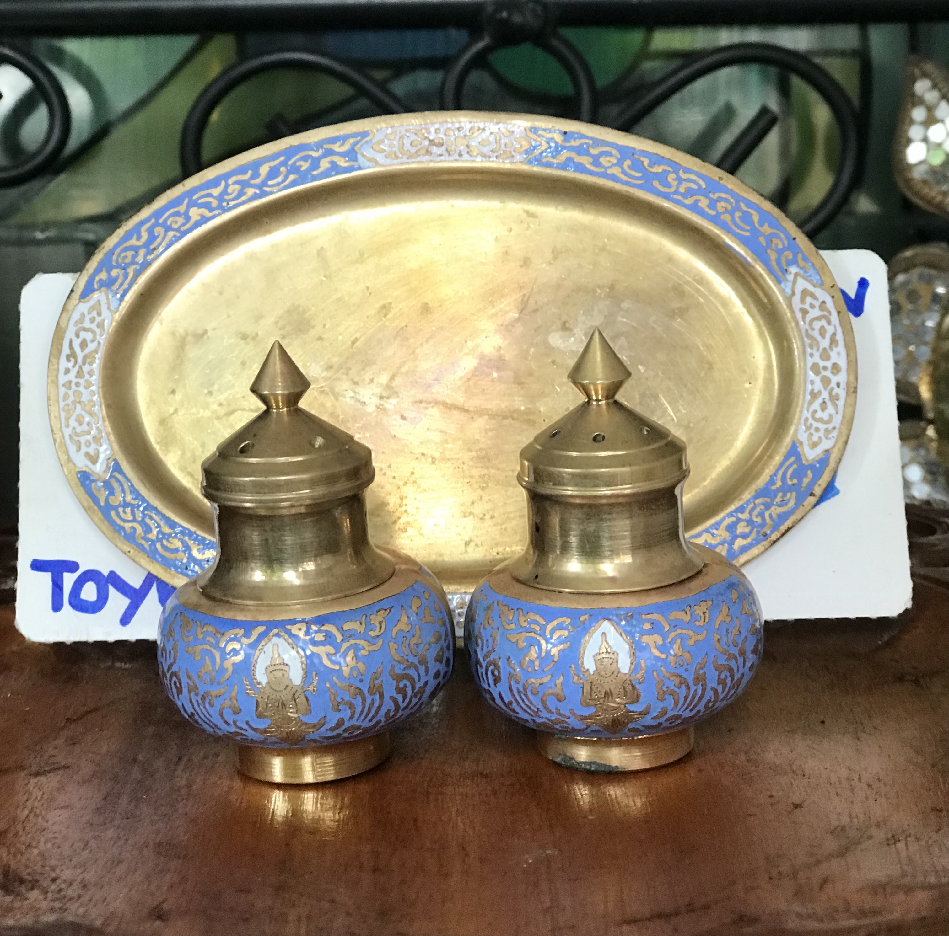 ของเก่า ชุดเครื่องปรุงขวดเกลือ พริกไทยลายเทพพนม ทองเหลืองลงยาพร้อมถาดรอง สภาพสวยสมบูรณ์ ขนาดขวดกว้าง 4.5 ซม สูง 6.5 ซม ขนาดถาด กว้าง 13 ซม