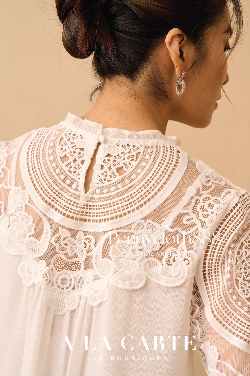 69656 เสื้อ A La Carte ชีฟองเนื้อเยื่อไม้ งานปักและทอลูกไม้ช่วงอกและแขน มีซับในเย็บติด ผ้ามีน้ำหนักทิ้งตัว กระดุมหลัง ปลายแขนทรงแฟร์ สวยหรู