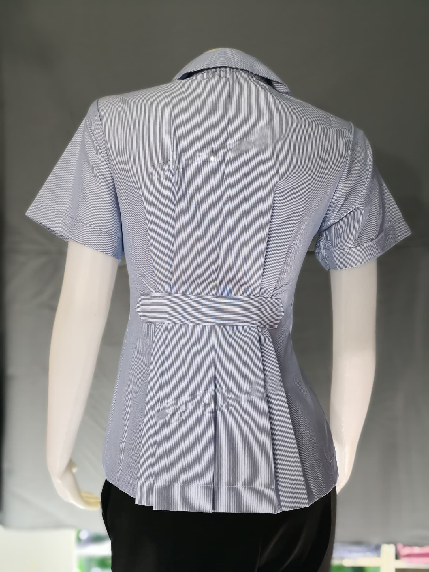 เสื้อกราวน์ริ้วฟ้าขาว คอบัวกัลยา กระดุมธรรมดา ปักกระทรวงสาธารณสุข