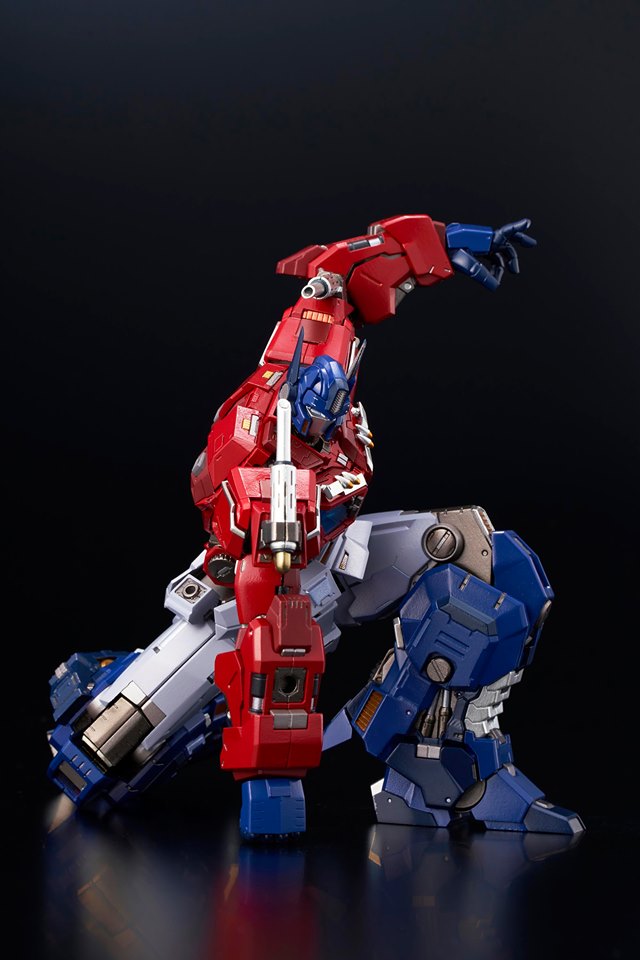 "Pre-Order" Kuro Kara Kuri Optimus Prime