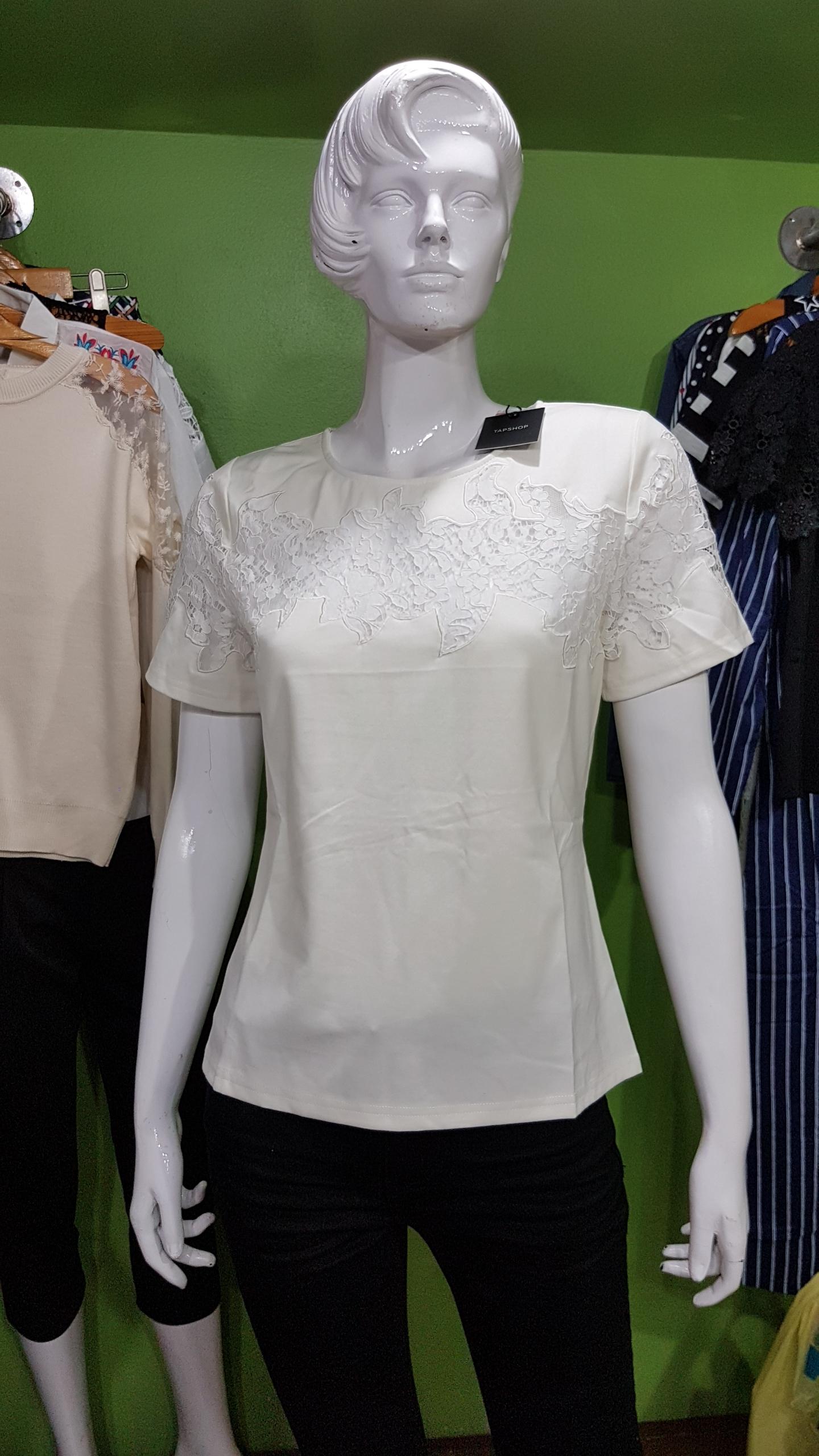 เสื้อแฟชั่น TAPSHOP ผ้าฉลุลายช่วงอก แพทเทิร์นเข้ารูป ผ้ายืดได้ค่ะ