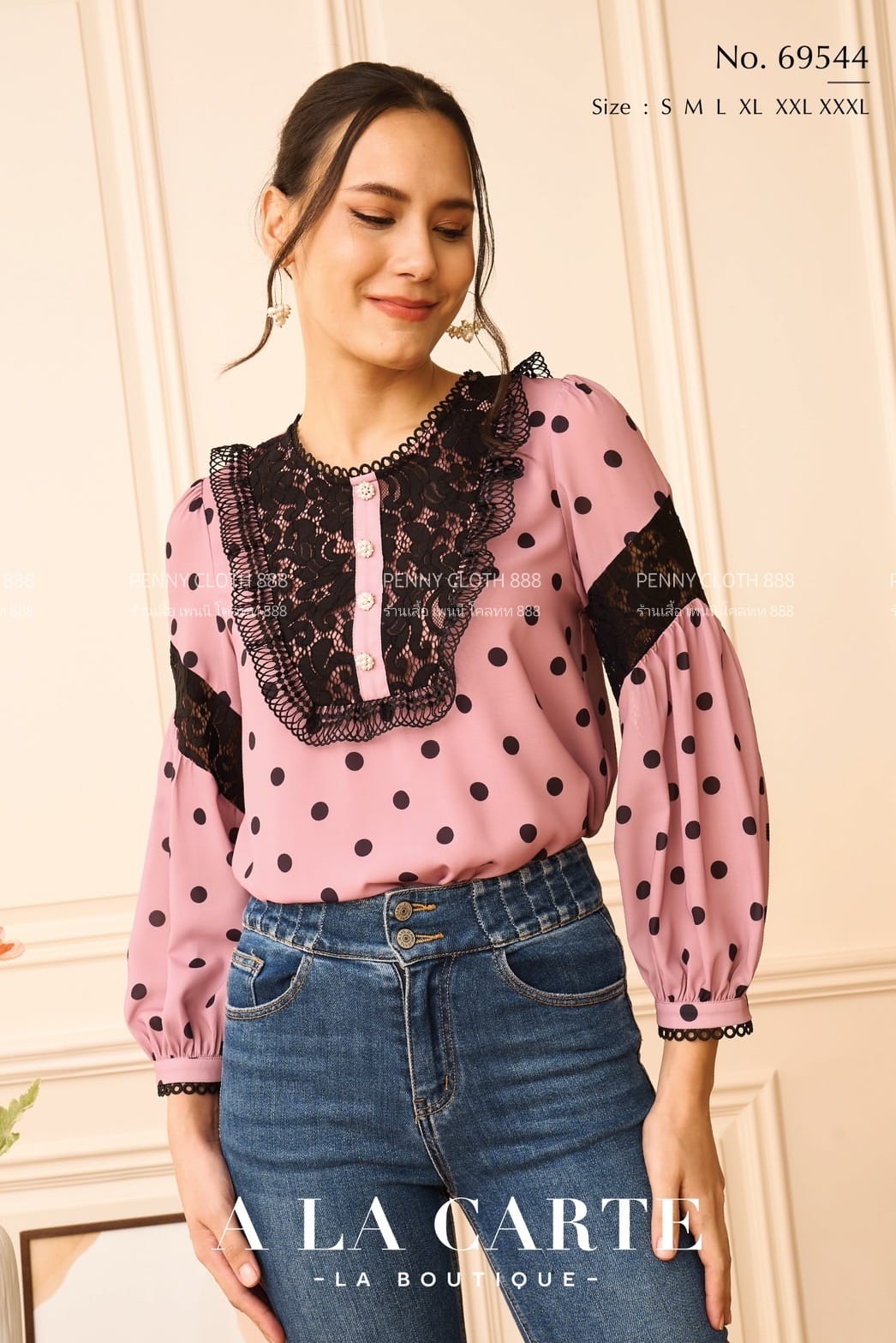 69544 เสื้อ Alacarte ผ้าจอร์เจียพิมพ์ลายจุด คอกลมแต่งทริม แต่งผ้าลูกไม้ มีซับใน แขน 4 ส่วน สีชมพู สีครีม สีเทา
