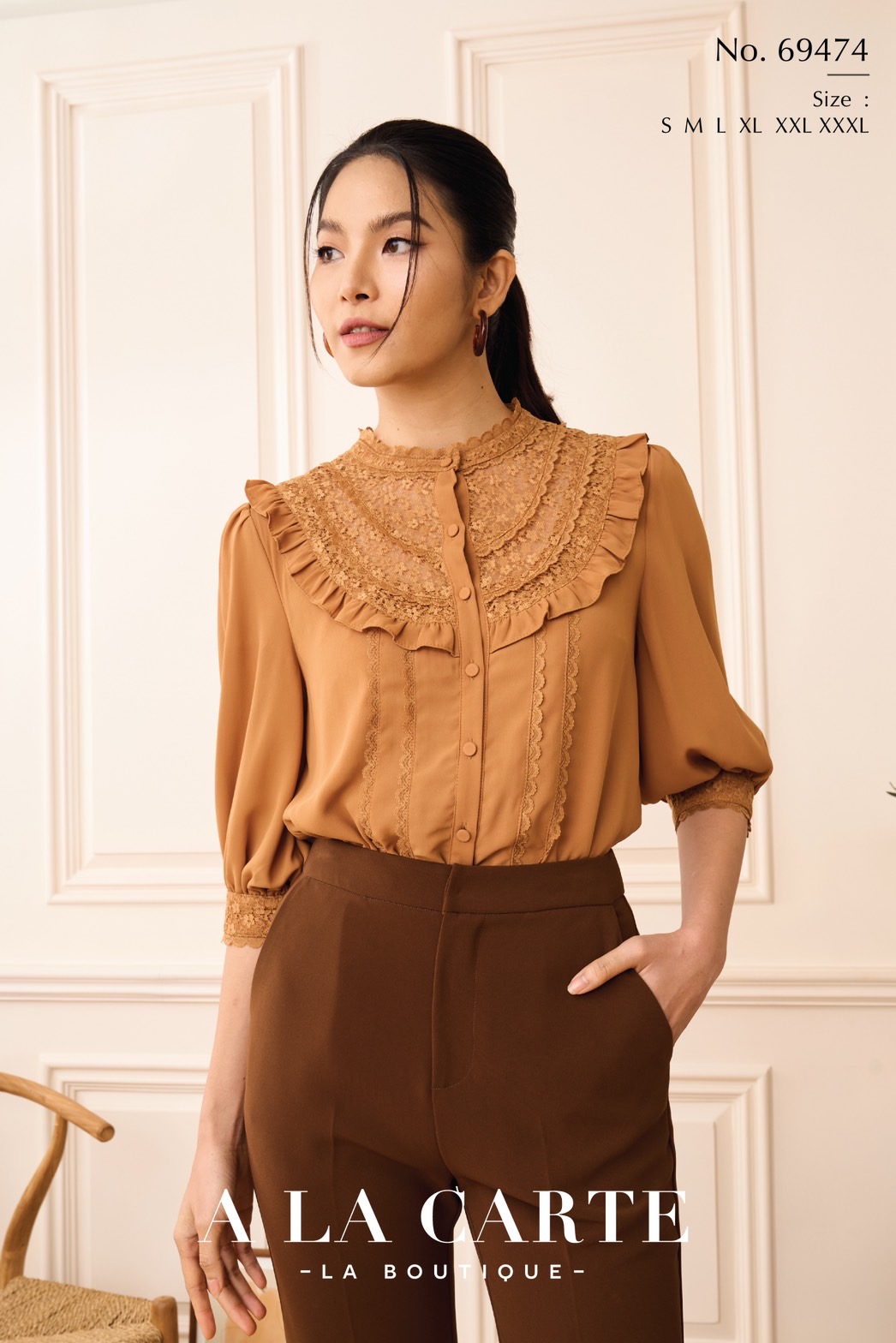 69474 เสื้อ A La Carte ชีฟองแขน 3 ส่วน แต่งทริมลูกไม้ช่วงอก และเสียบระบายรอบ มีกระดุมหน้า แทรกเชิงทริมที่ลำตัว ขอบแขนผ้าลูกไม้ มีซับใน สีขาว S-L,2XL,3XL สีน้ำตาล S,L,XL,3XL สีกรม M,3XL