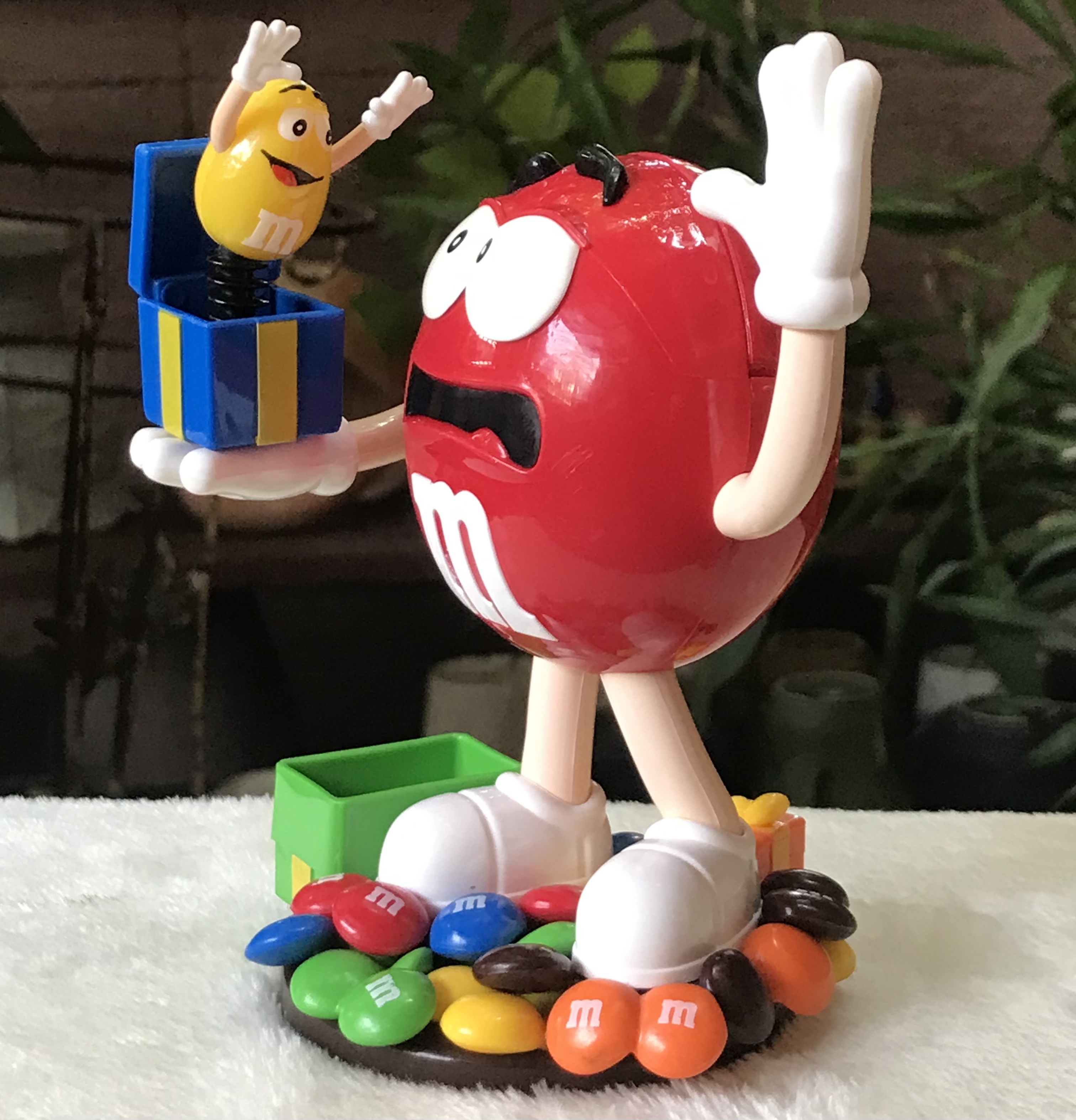 ￼โมเดล ตุ๊กตา M&M เอ็ม แอนด์ เอ็ม เปิดฝาหลังได้ แขนขยับได้ M&M Jack in the box Chocolate Candy Dispenser Toy