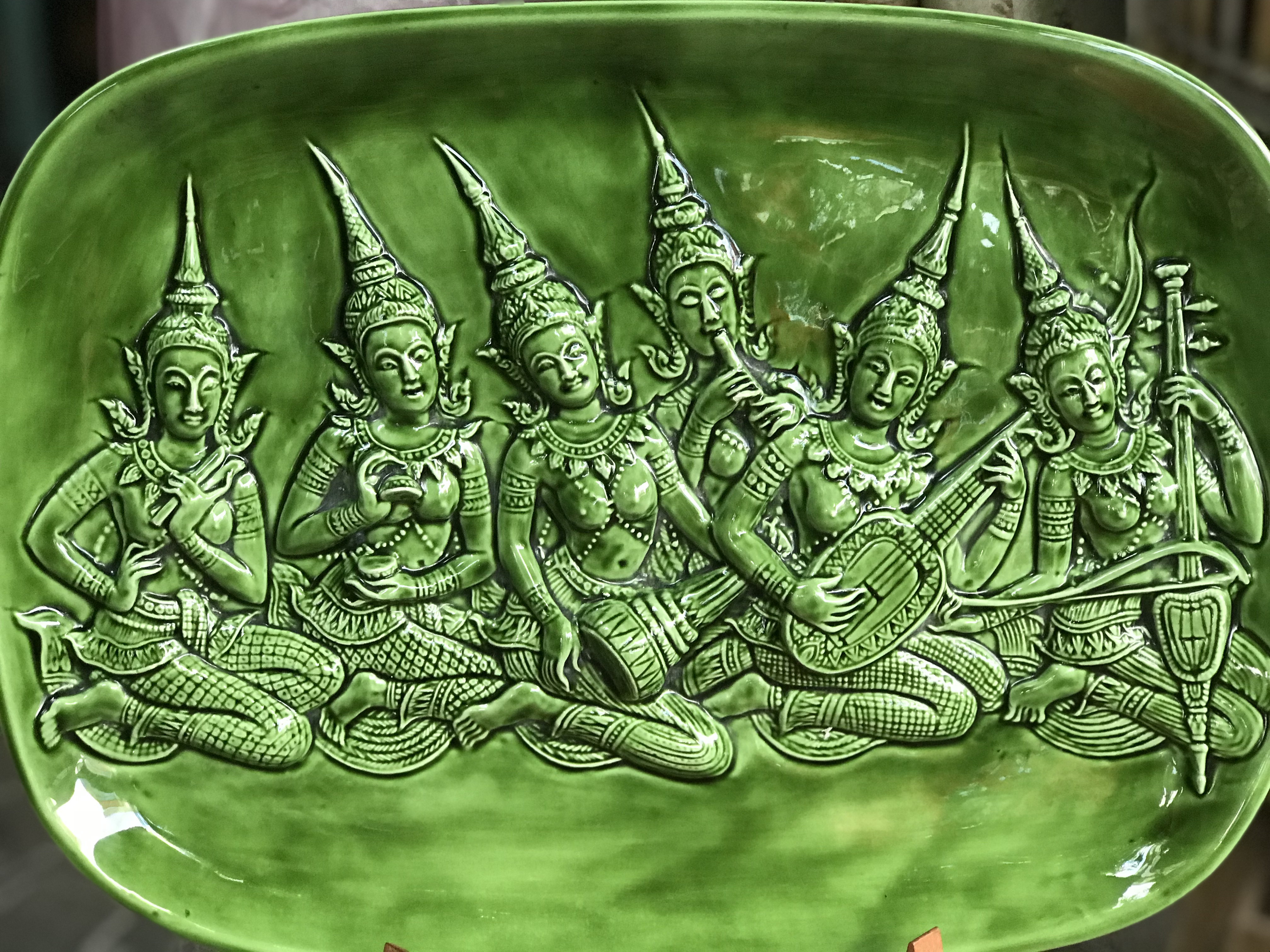 จานโชว์เซรามิคน้ำเคลือบสีเขียวมรกต Show Plate Ceramic ลายนูนลายนางฟ้าเทวดาบรรเลงดนตรี ขนาดกว้าง 30 ซม ยาว 42 ซม สวยคลาสสิค สำหรับแต่งบ้านแต่งร้านแนววินเทจ ตั้งโต๊ะหรือแขวนผนังได้