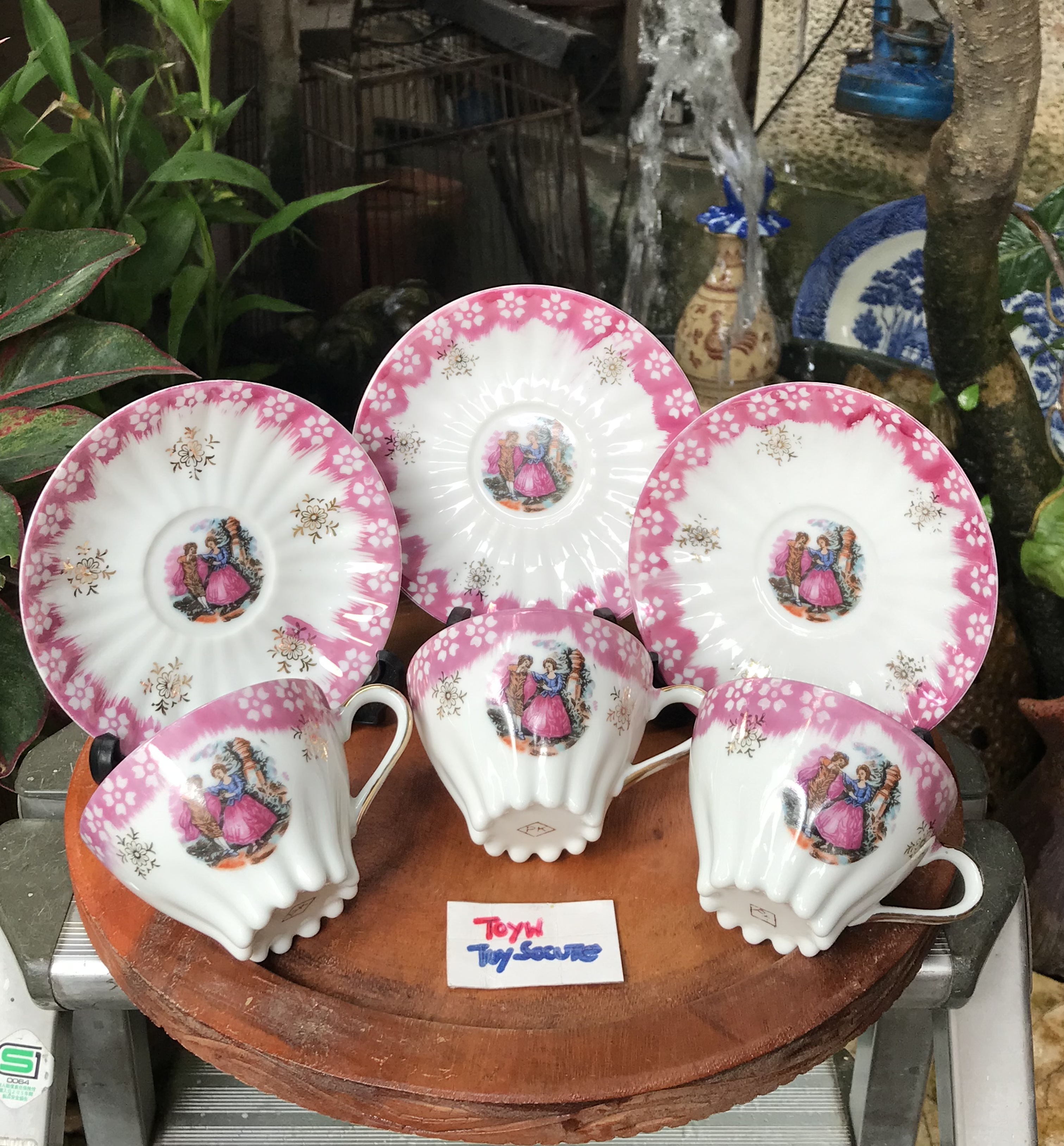 3 ชุดชุดถ้วยกาแฟพร้อมจานรองลายหนุ่มสาว จานรองมีสะกิดขอบนิดๆ 1 ใบ La Reine Limoges with Fragonard Couple Scene